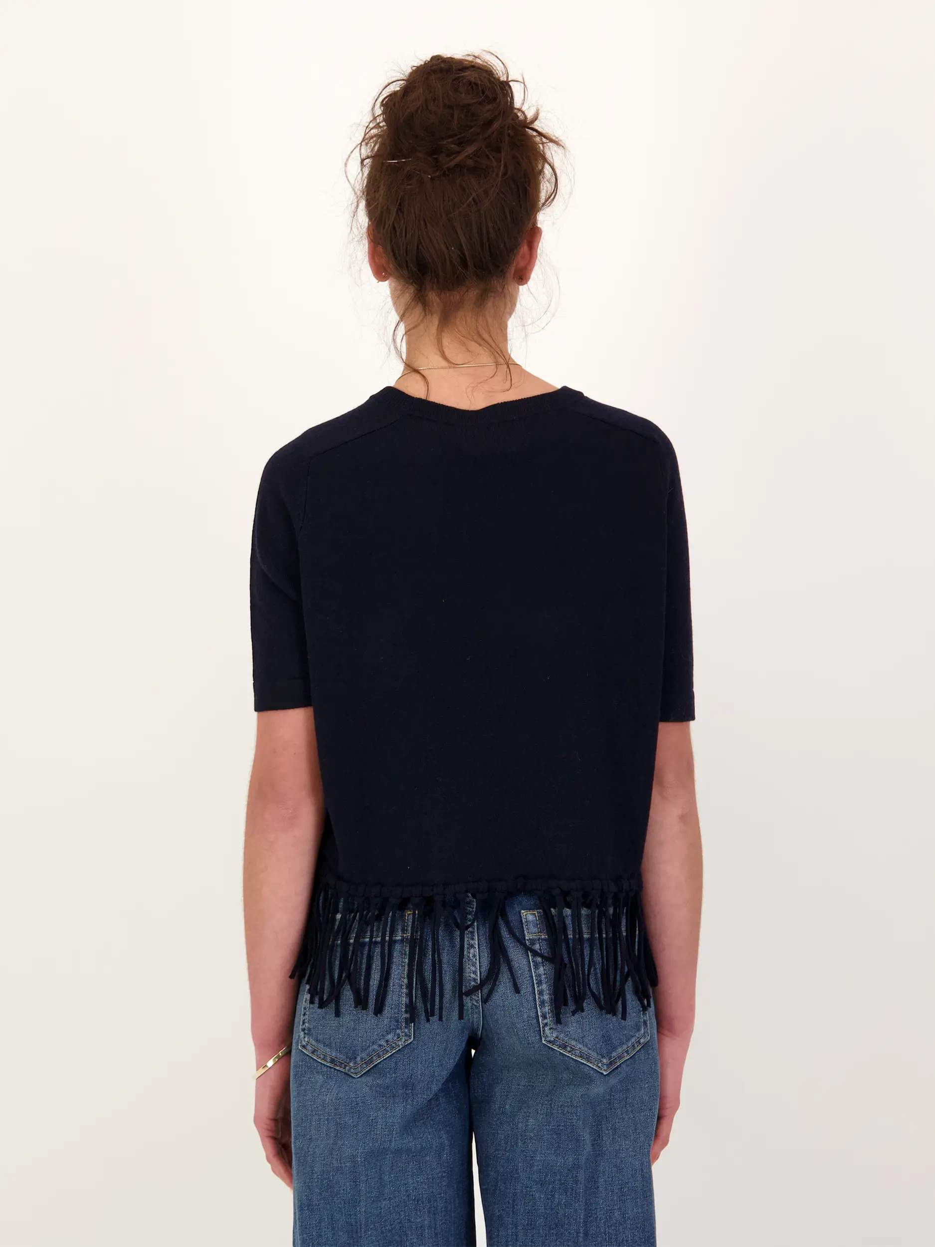 Pullover aus Wolle mit Fransen kurzarm - Artikel Rückseite getragen von einem Modell - Farbe: Blau