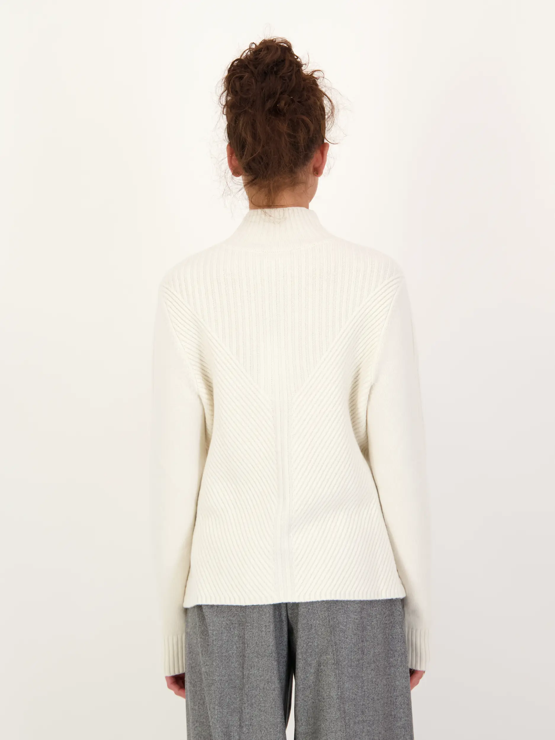 Pullover 'Shannon' aus Kaschmir - Artikel Rückseite getragen von einem Modell - Farbe: Creme