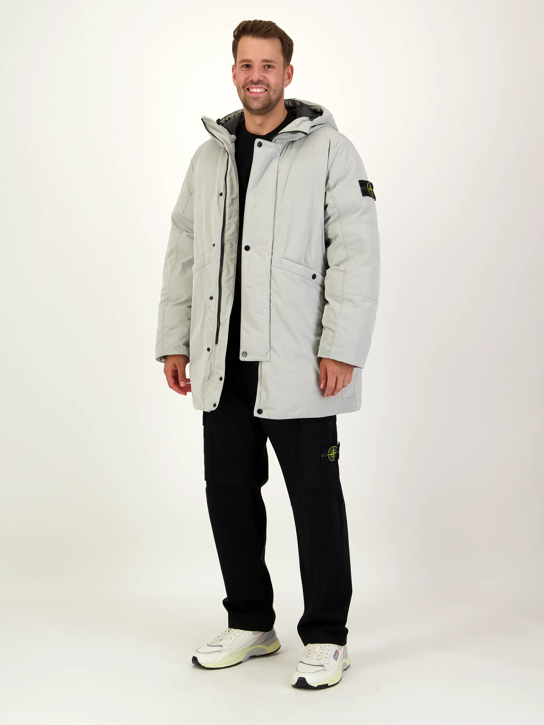 Wasserabweisender Kurzmantel aus Daunen - Artikel Teil eines Outfits getragen von einem Modell
