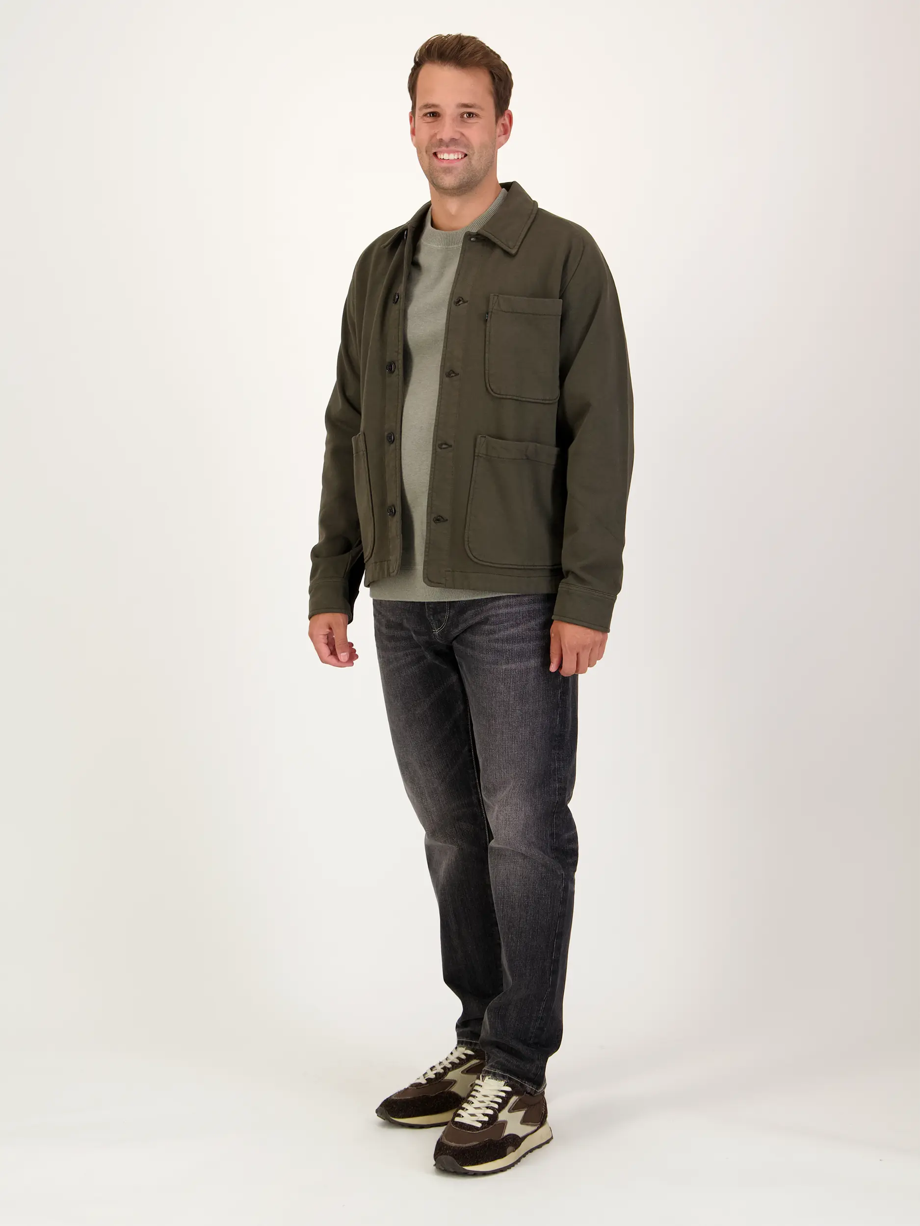 Overshirt 'Felix' - Artikel Teil eines Outfits getragen von einem Modell - Farbe: Braun