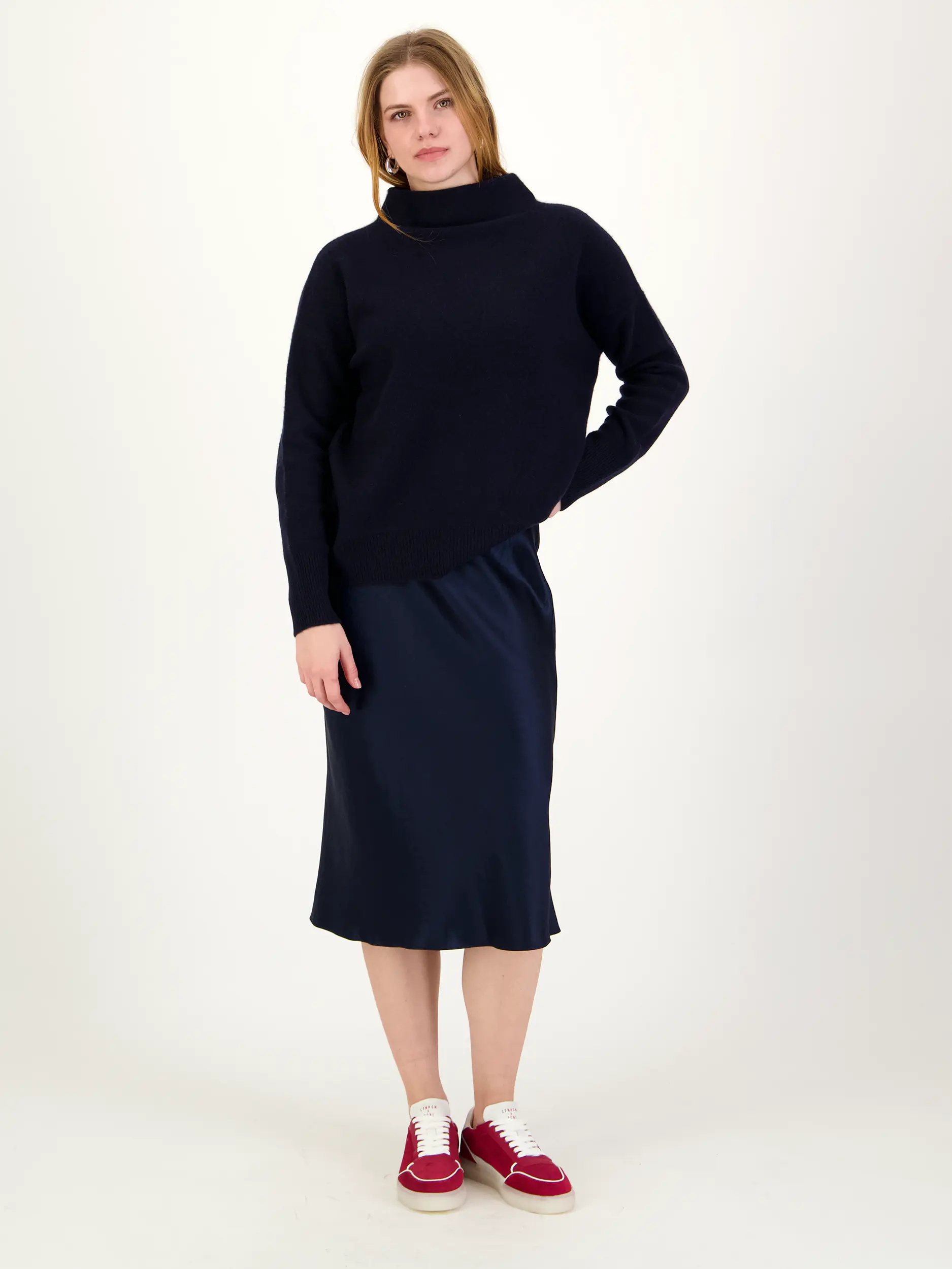 Pullover - Artikel Teil eines Outfits getragen von einem Modell