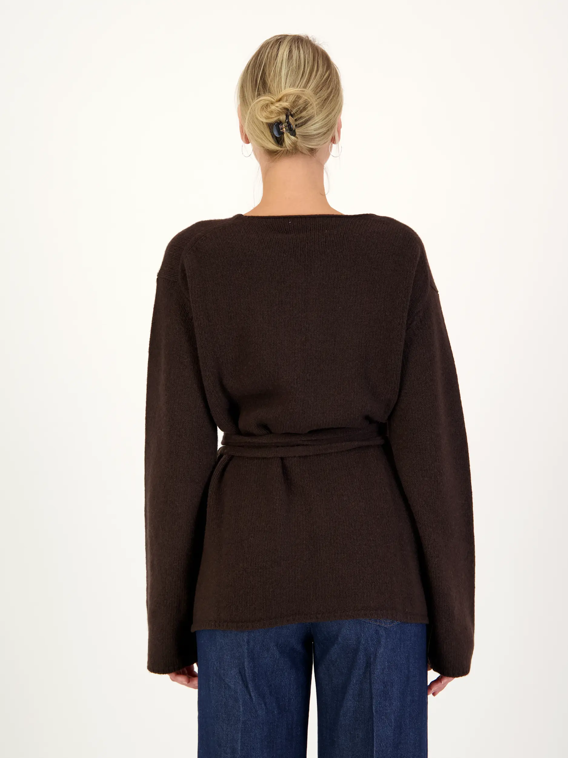 Strickjacke 'Victoria' aus Kaschmir-Mix langarm - Artikel Rückseite getragen von einem Modell - Farbe: Braun