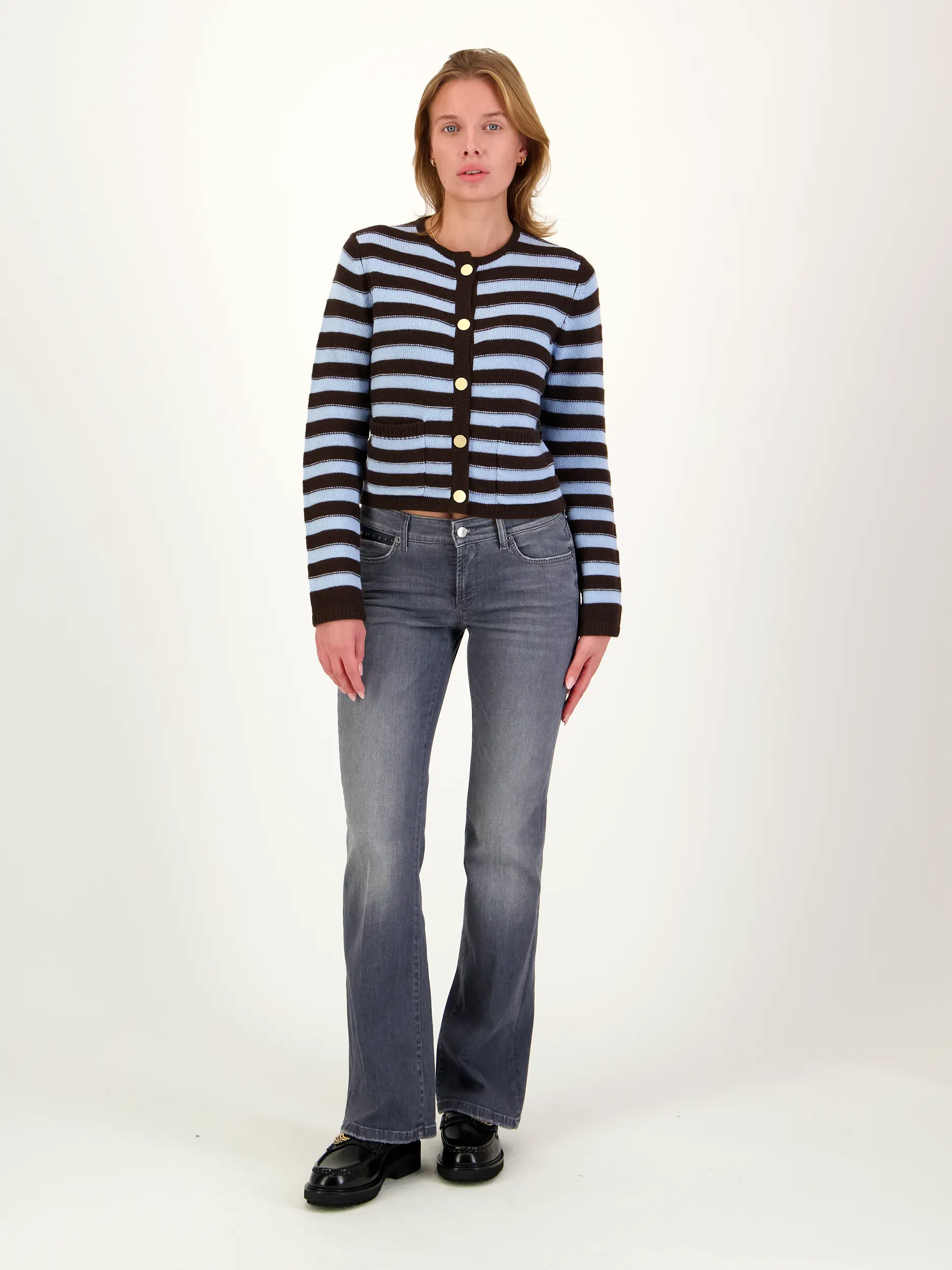 Gestreifte Strickjacke aus Wolle - Artikel Teil eines Outfits getragen von einem Modell
