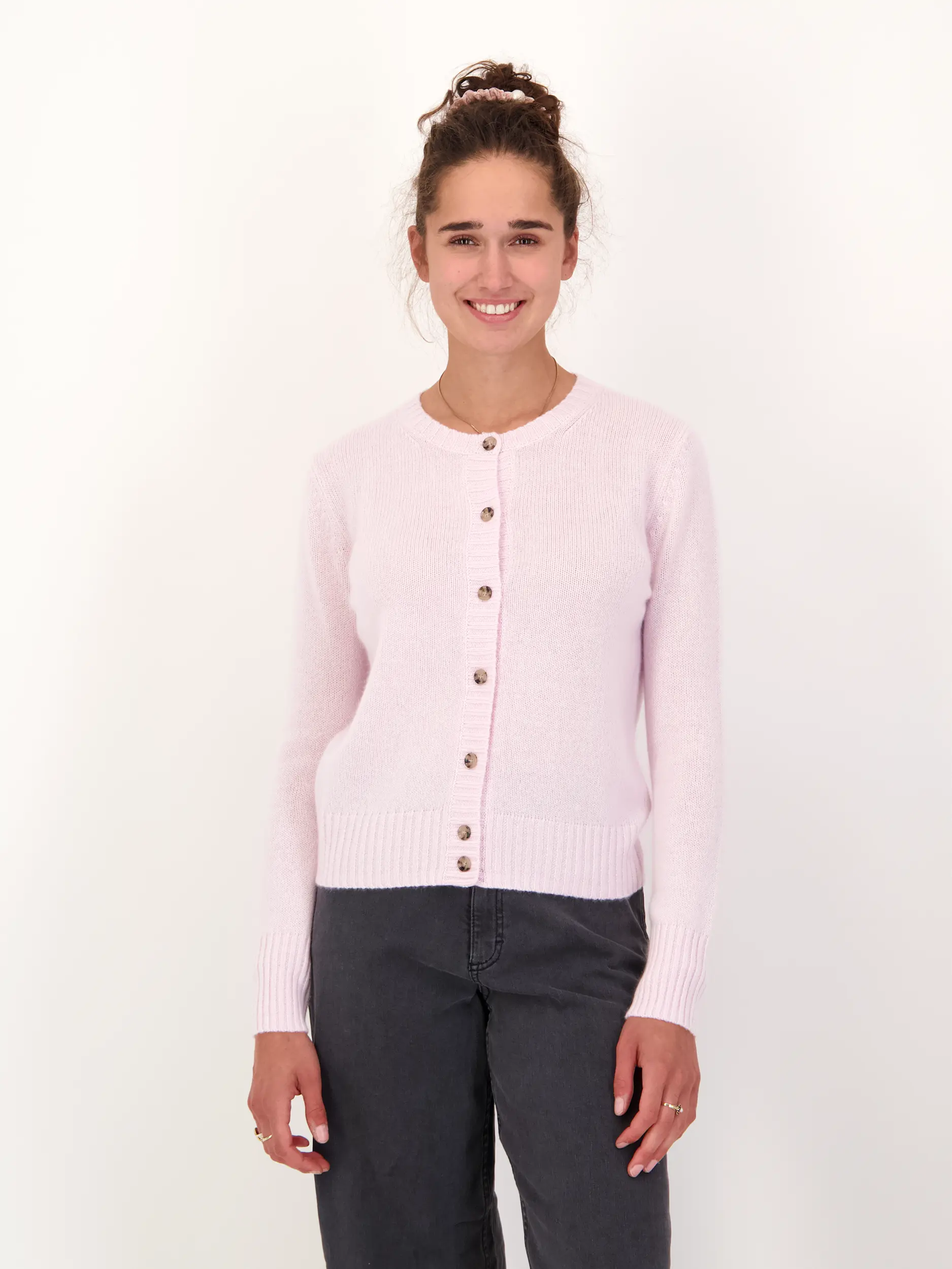 Strickjacke aus Kaschmir - Artikel Vorderseite getragen von einem Modell - Farbe: Rosa&Pink