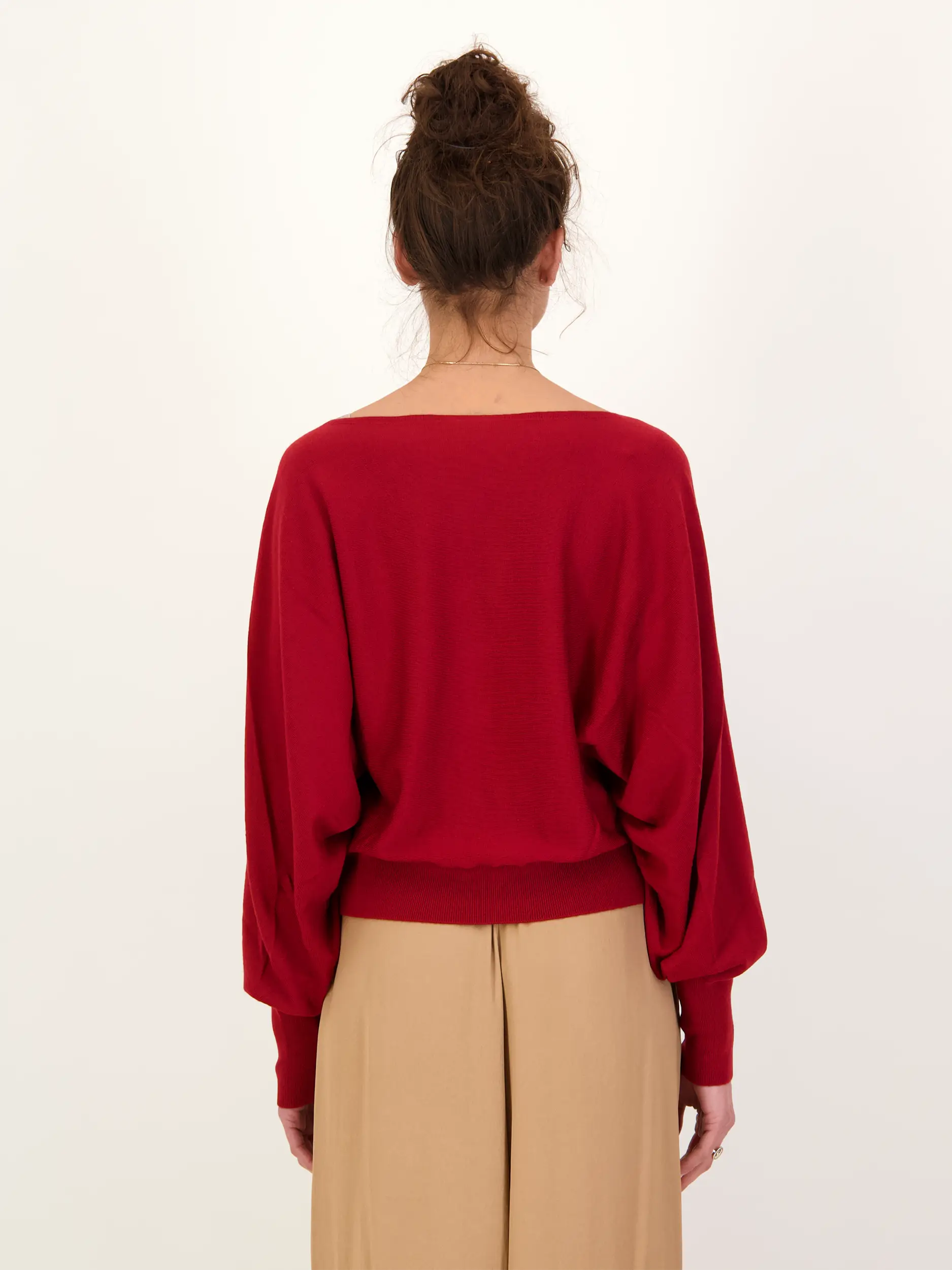 Pullover 'Gerlina' - Artikel Rückseite getragen von einem Modell - Farbe: Rot