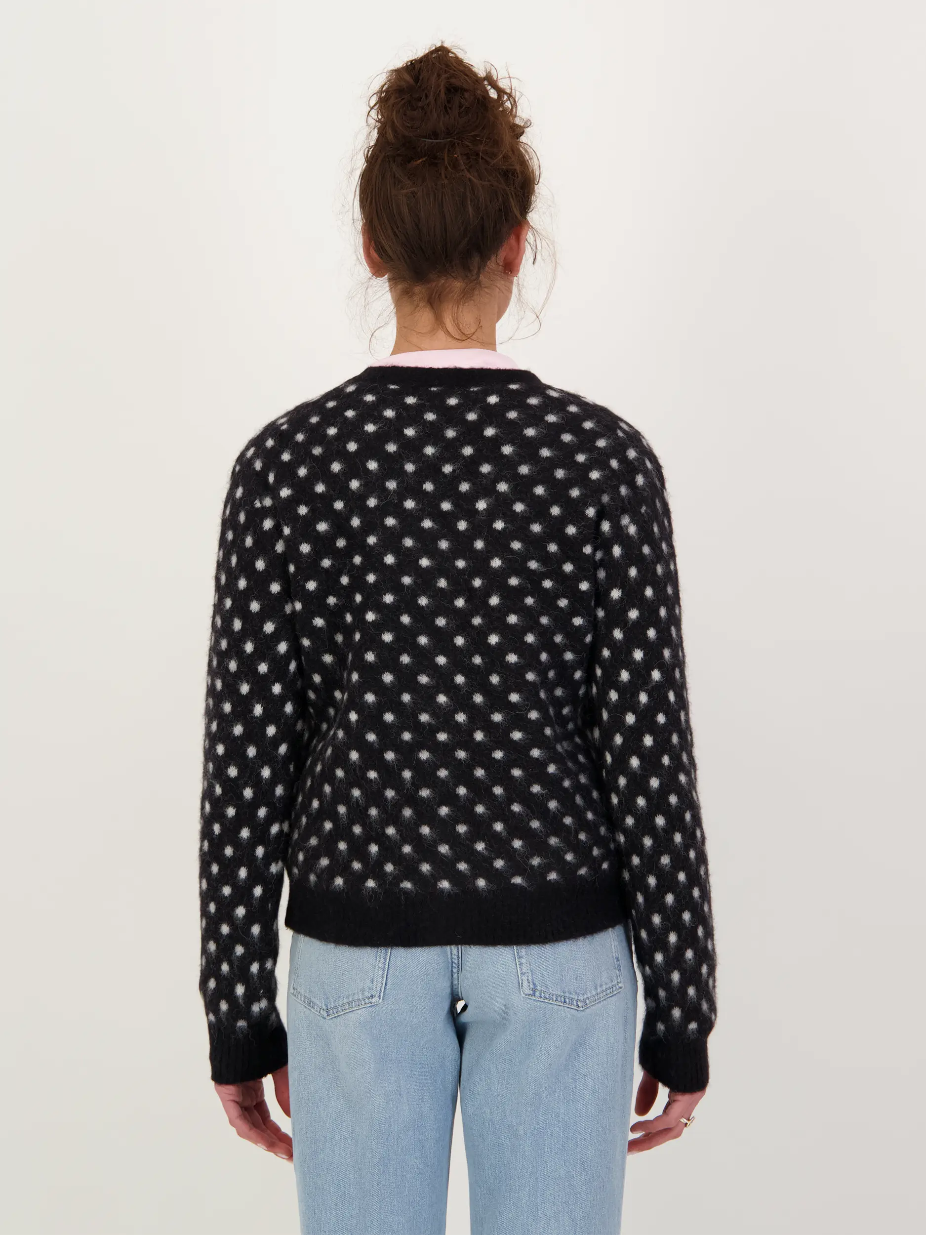 Strickjacke  - Artikel Rückseite getragen von einem Modell - Farbe: Schwarz