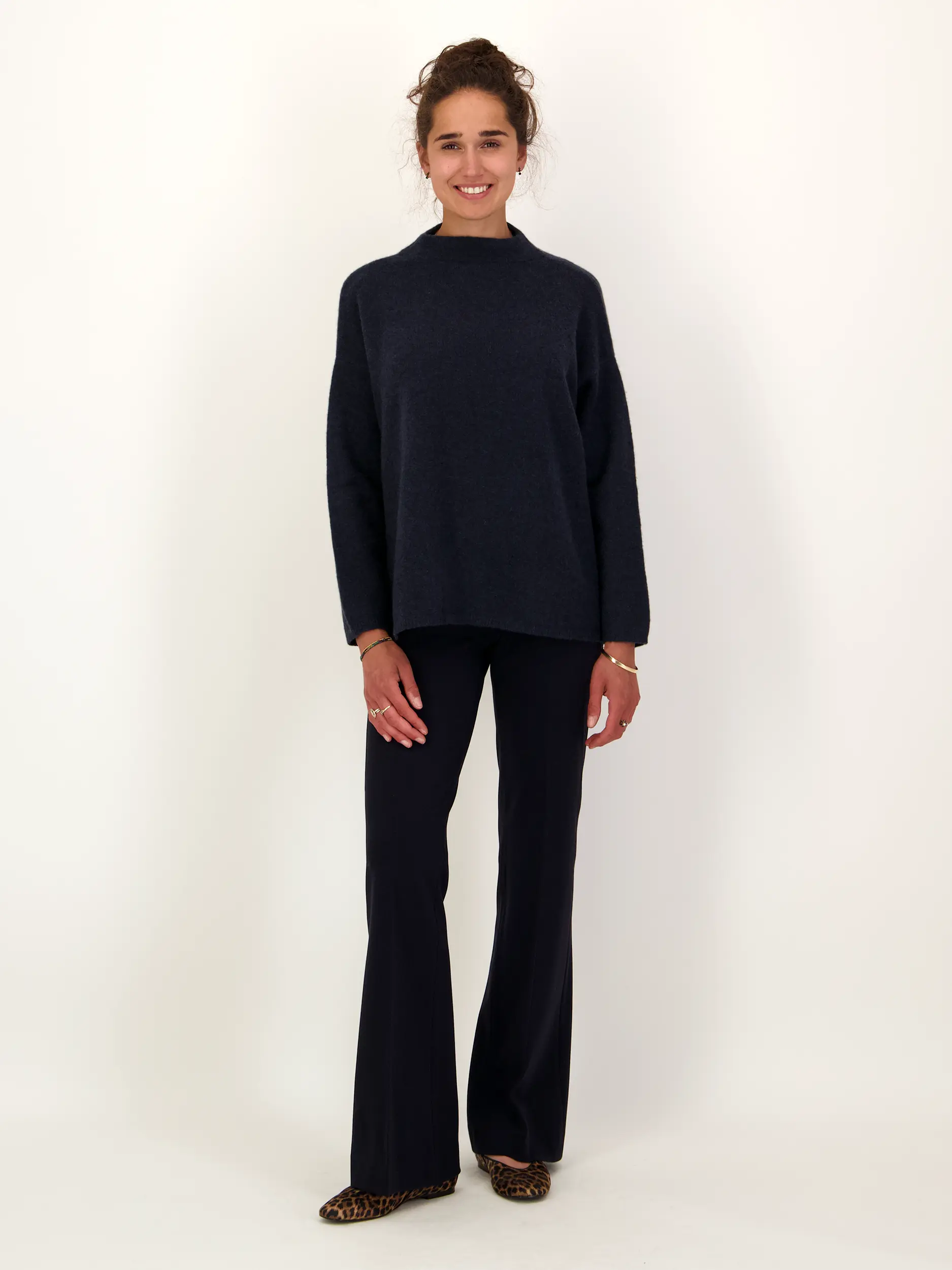 Pullover 'Naomi' aus Kaschmir langarm - Artikel Teil eines Outfits getragen von einem Modell