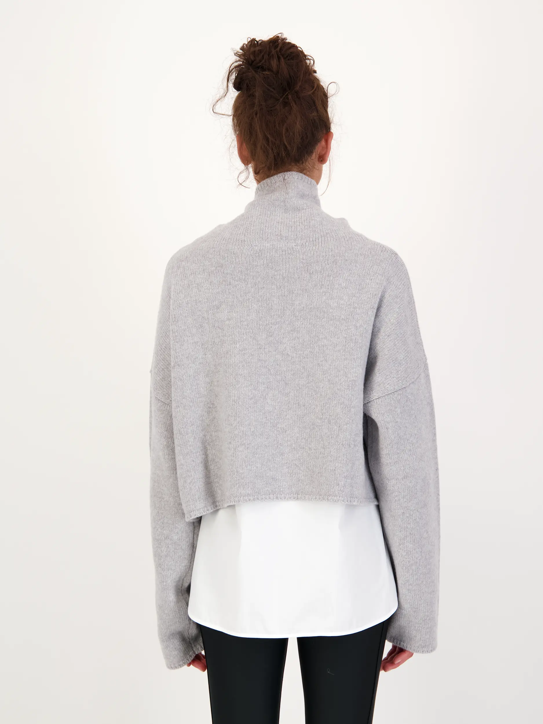 Pullover 'Carli' aus Merinowolle langarm - Artikel Rückseite getragen von einem Modell - Farbe: Grau