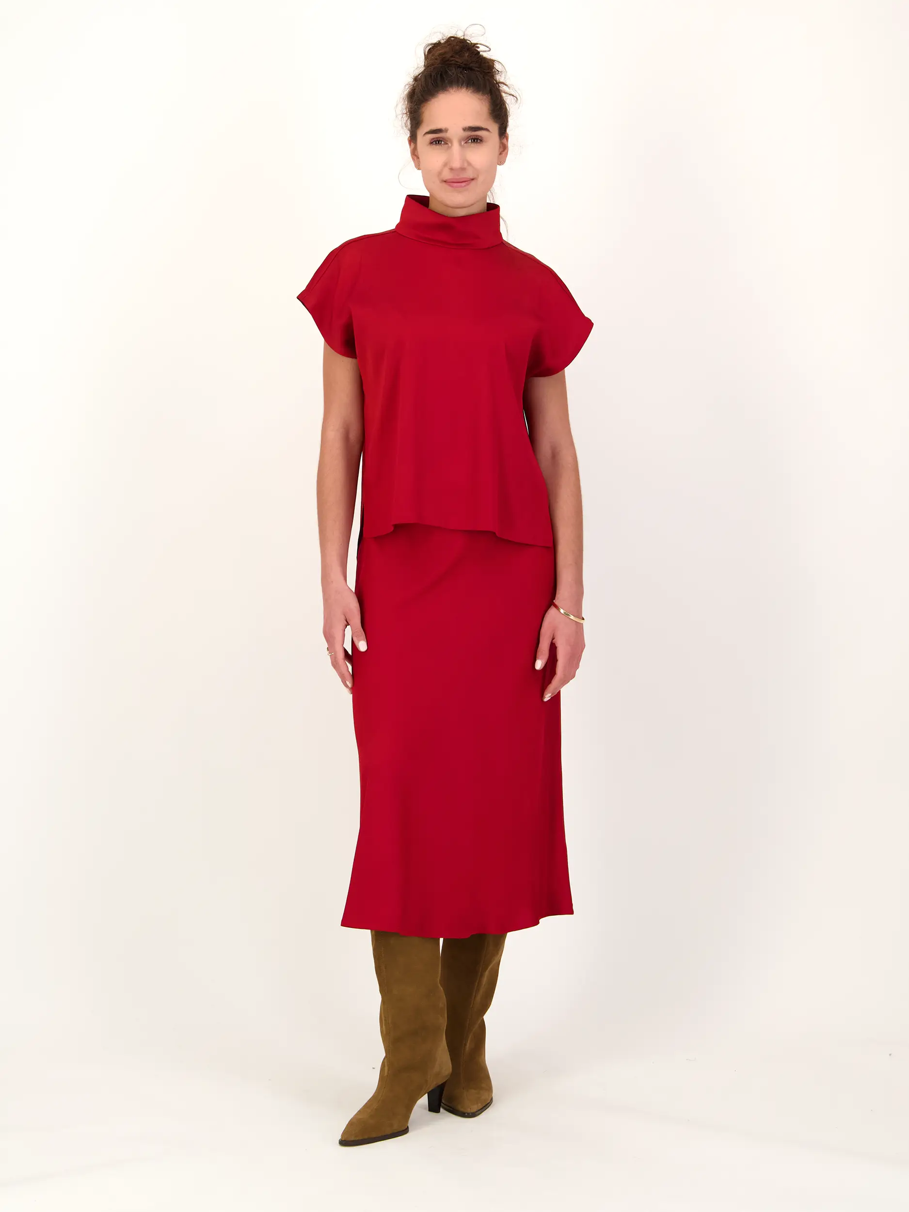 Midi Satinrock 'Ura' - Artikel Teil eines Outfits getragen von einem Modell - Farbe: Rot