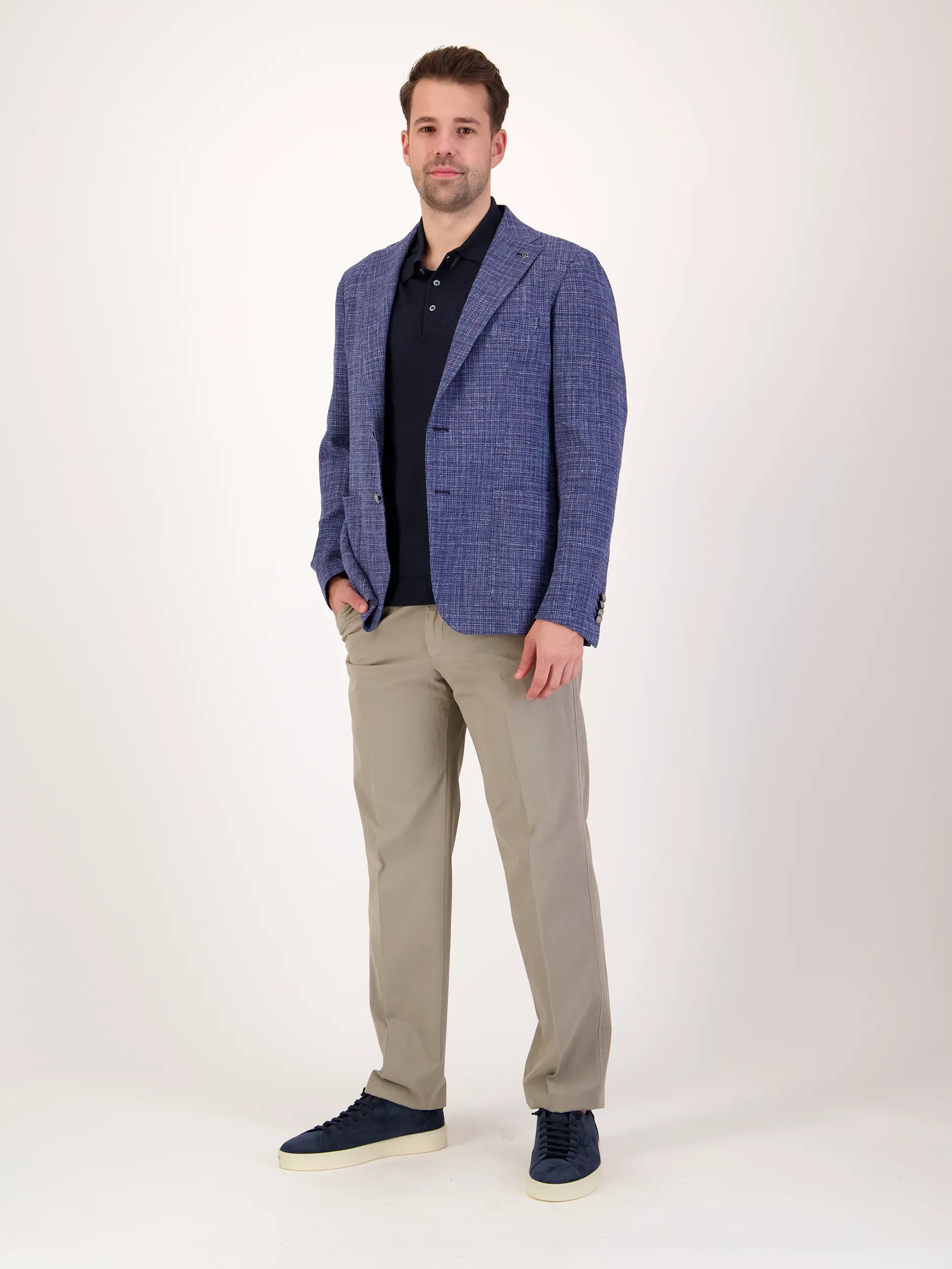 Hose - Artikel Teil eines Outfits getragen von einem Modell - Farbe: Braun