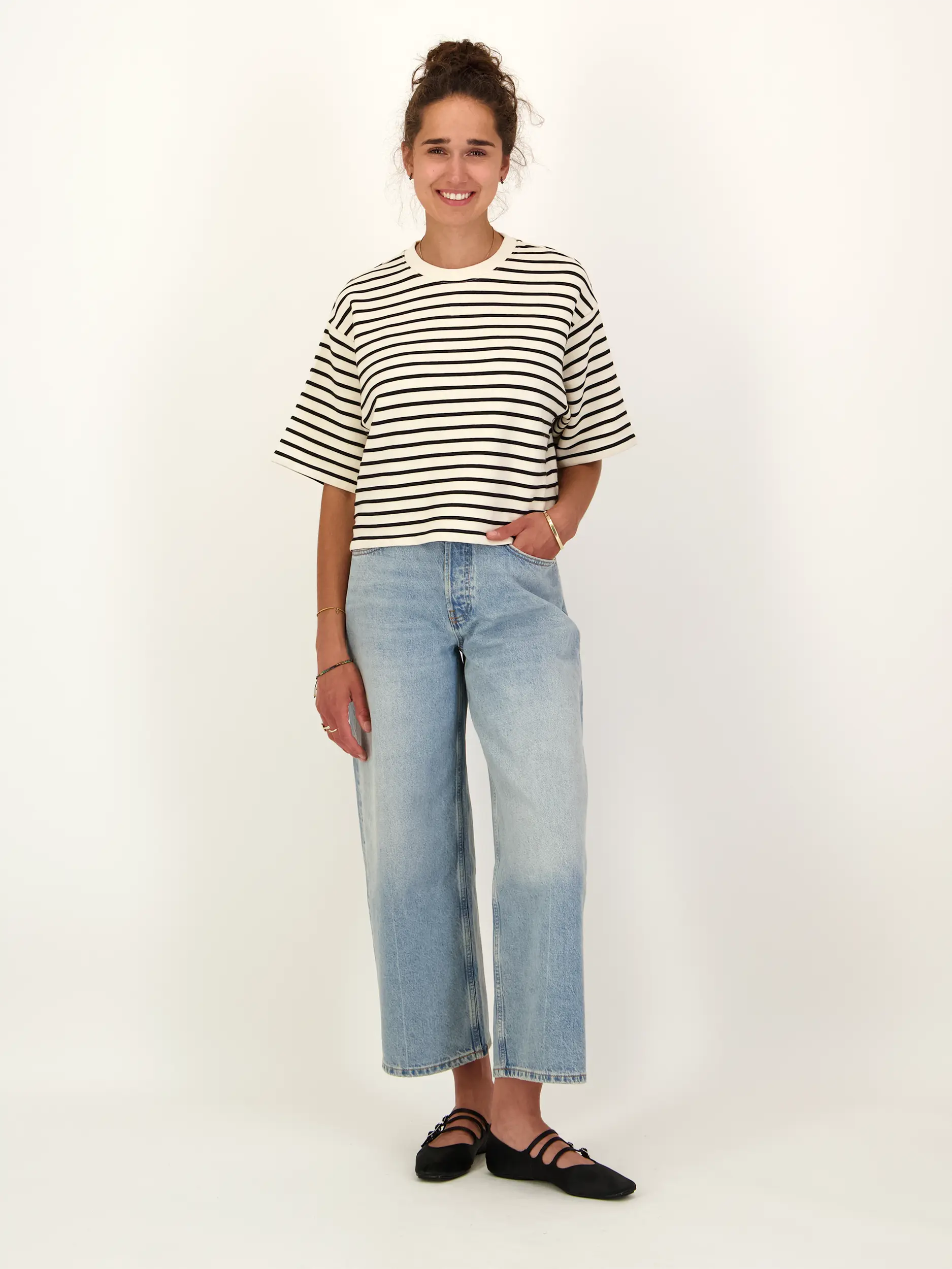 Gestreiftes T-Shirt 'Myers Cropped Tee' 3/4 Arm - Artikel Teil eines Outfits getragen von einem Modell