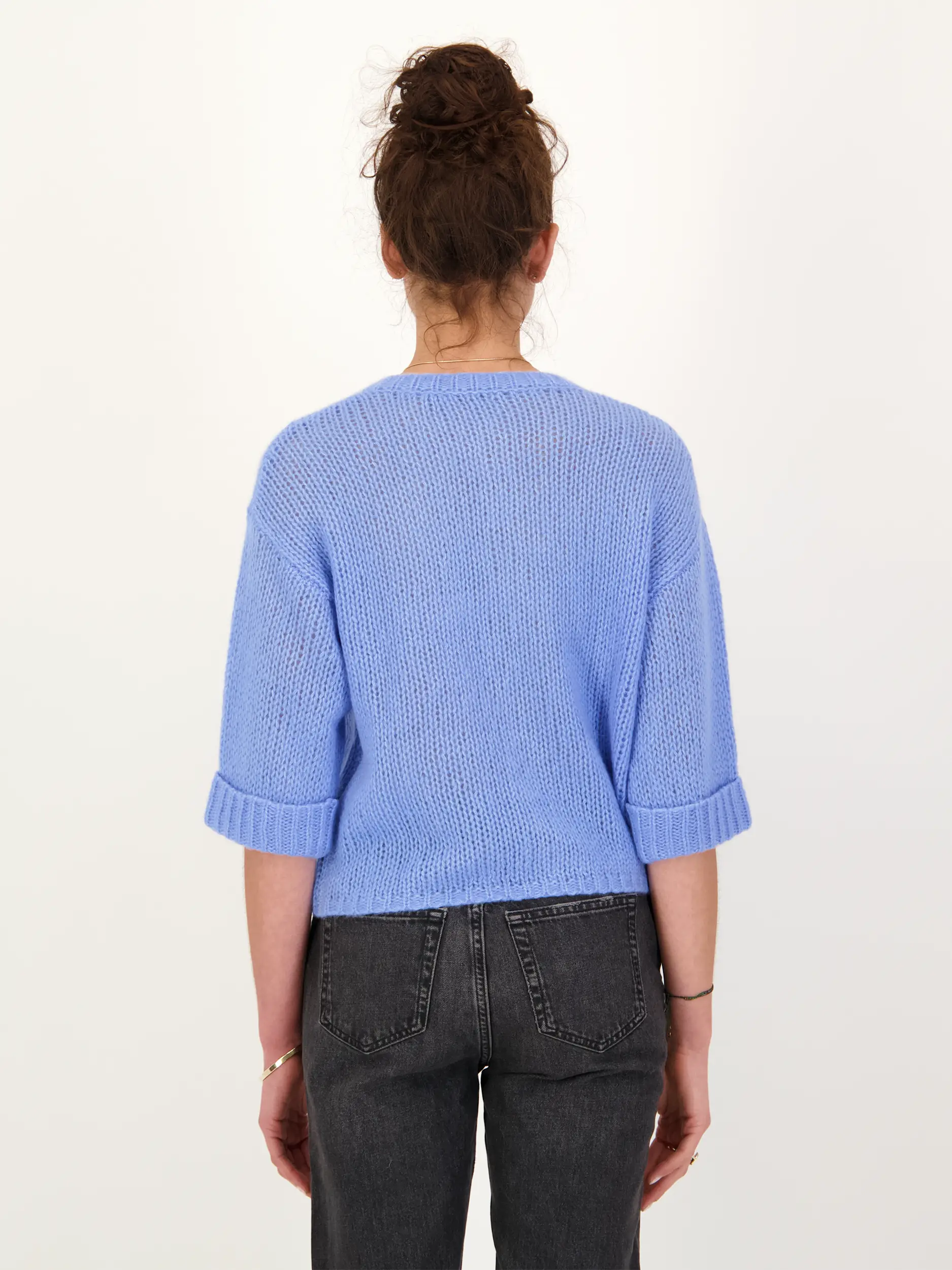 Strickjacke kurzarm aus Kaschmir Seide Mix - Artikel Rückseite getragen von einem Modell - Farbe: Blau