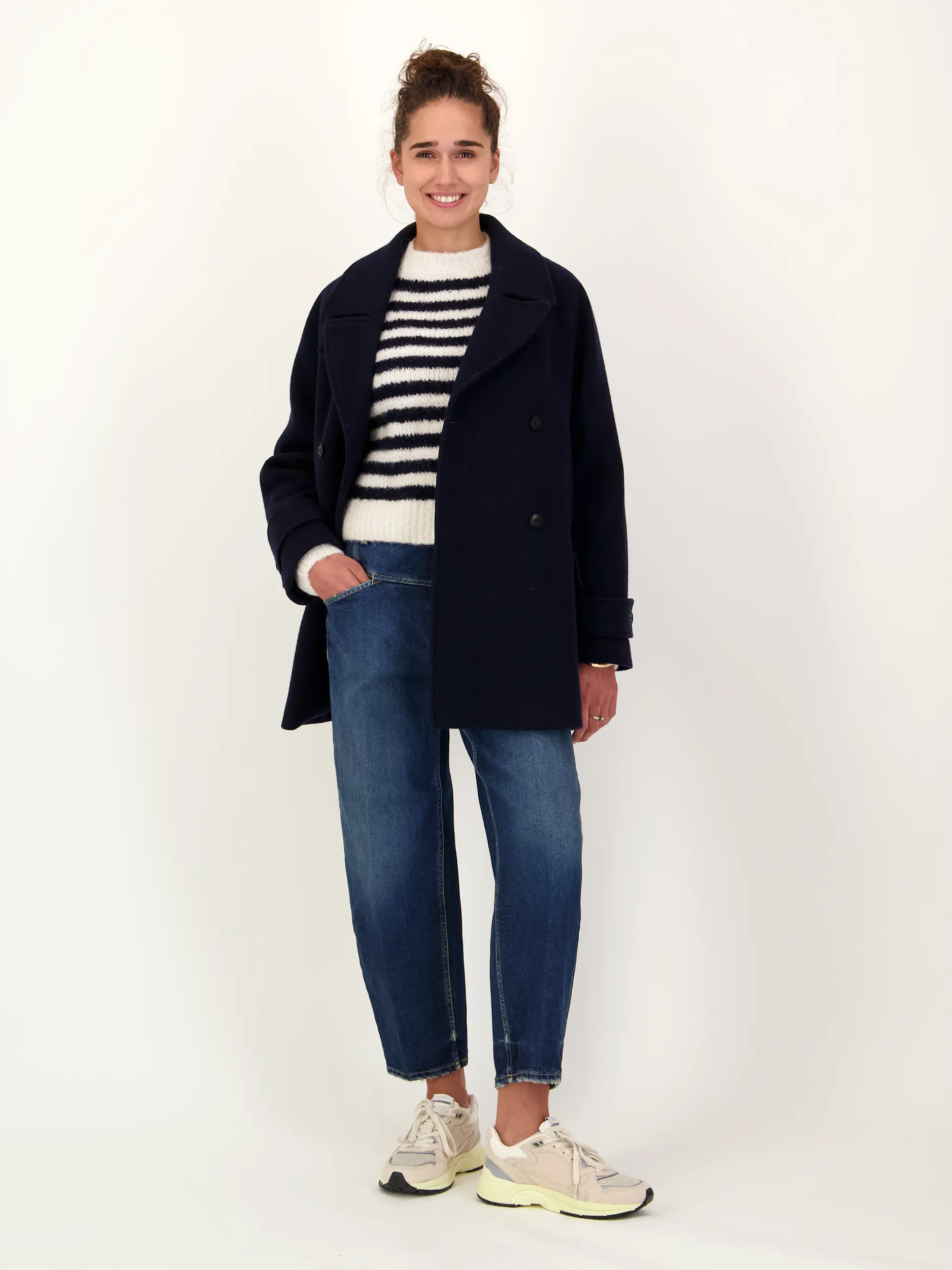 High Rise Ballon Fit Jeans - Artikel Teil eines Outfits getragen von einem Modell - Farbe: Blau