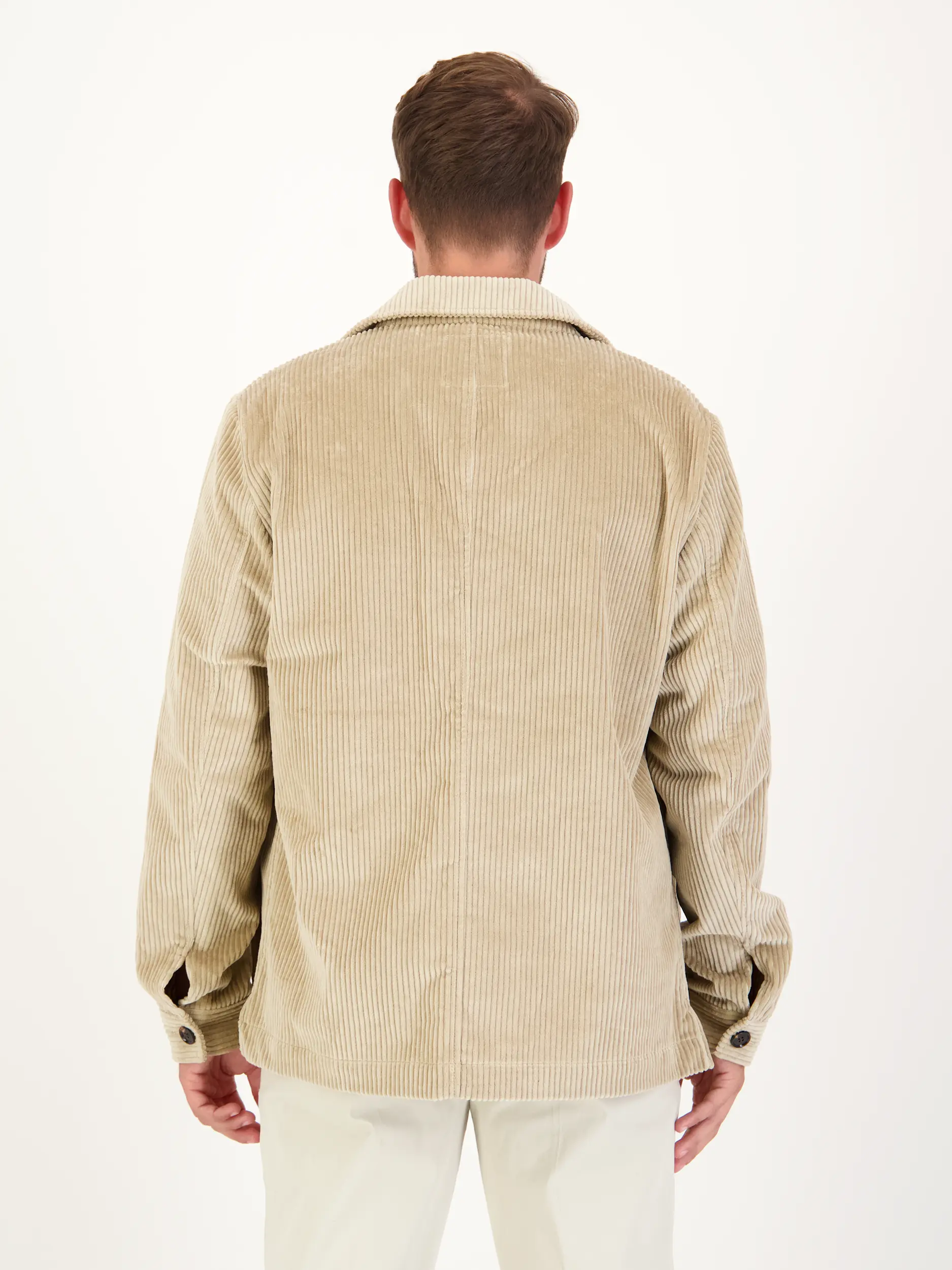 Overshirt - Artikel Rückseite getragen von einem Modell - Farbe: Braun