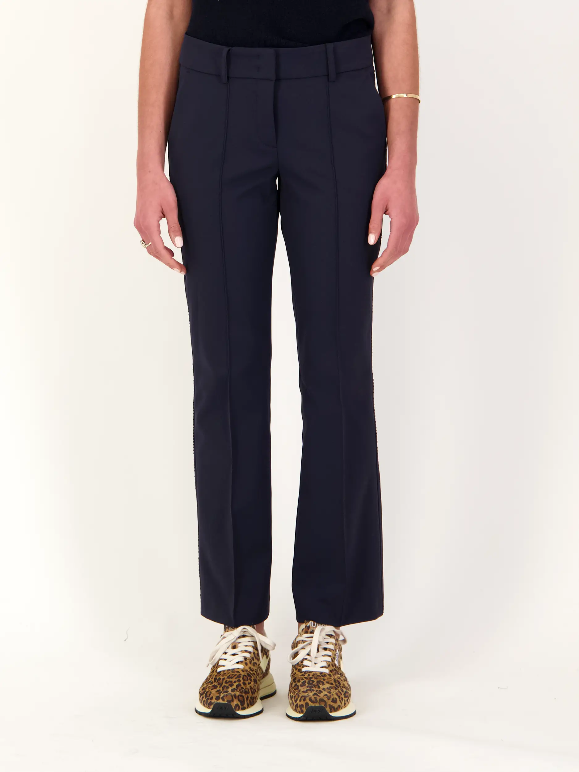 Bundfaltenhose 'Farah' - Artikel Vorderseite getragen von einem Modell - Farbe: Blau