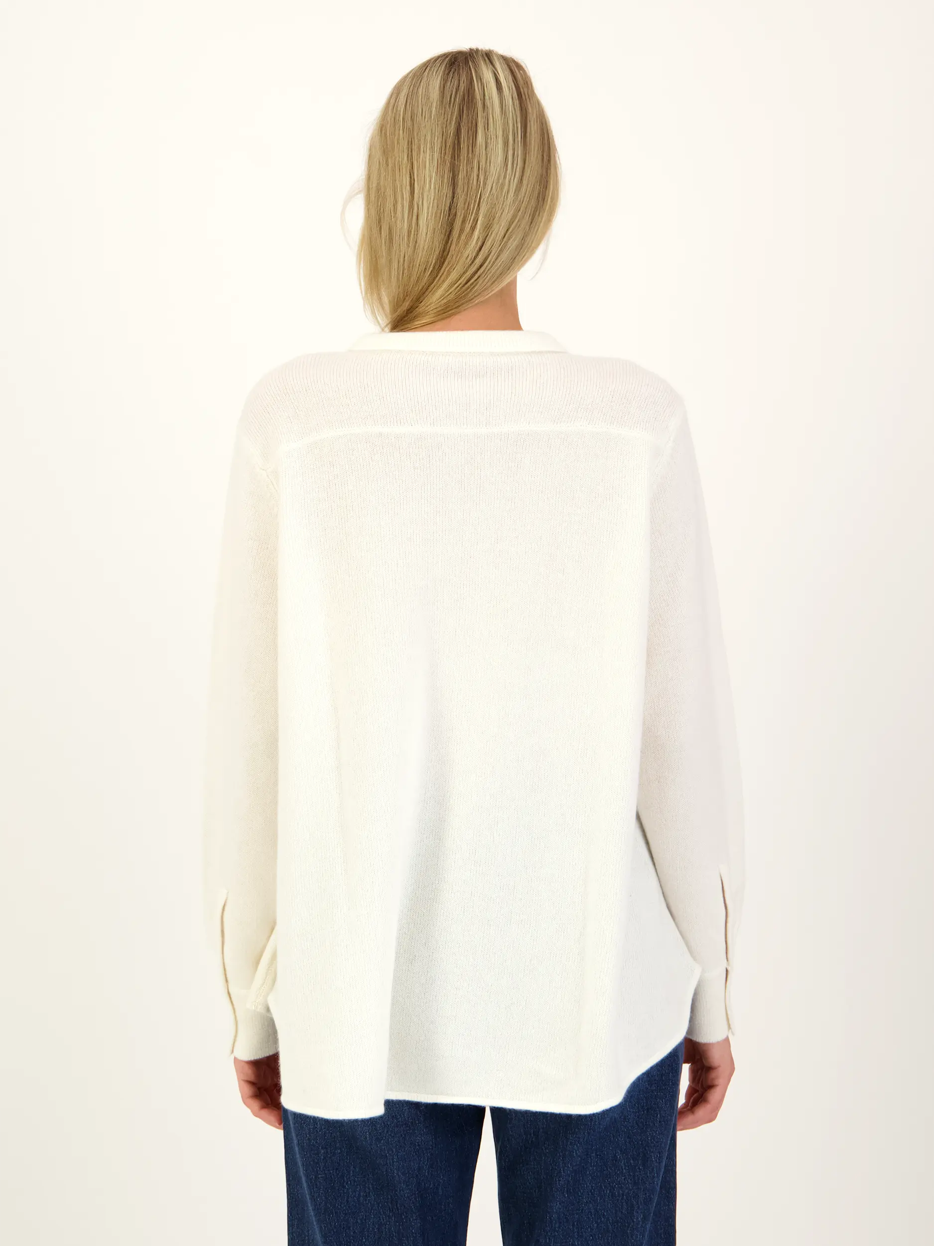 Strickjacke aus Kaschmir-Mix - Artikel Rückseite getragen von einem Modell