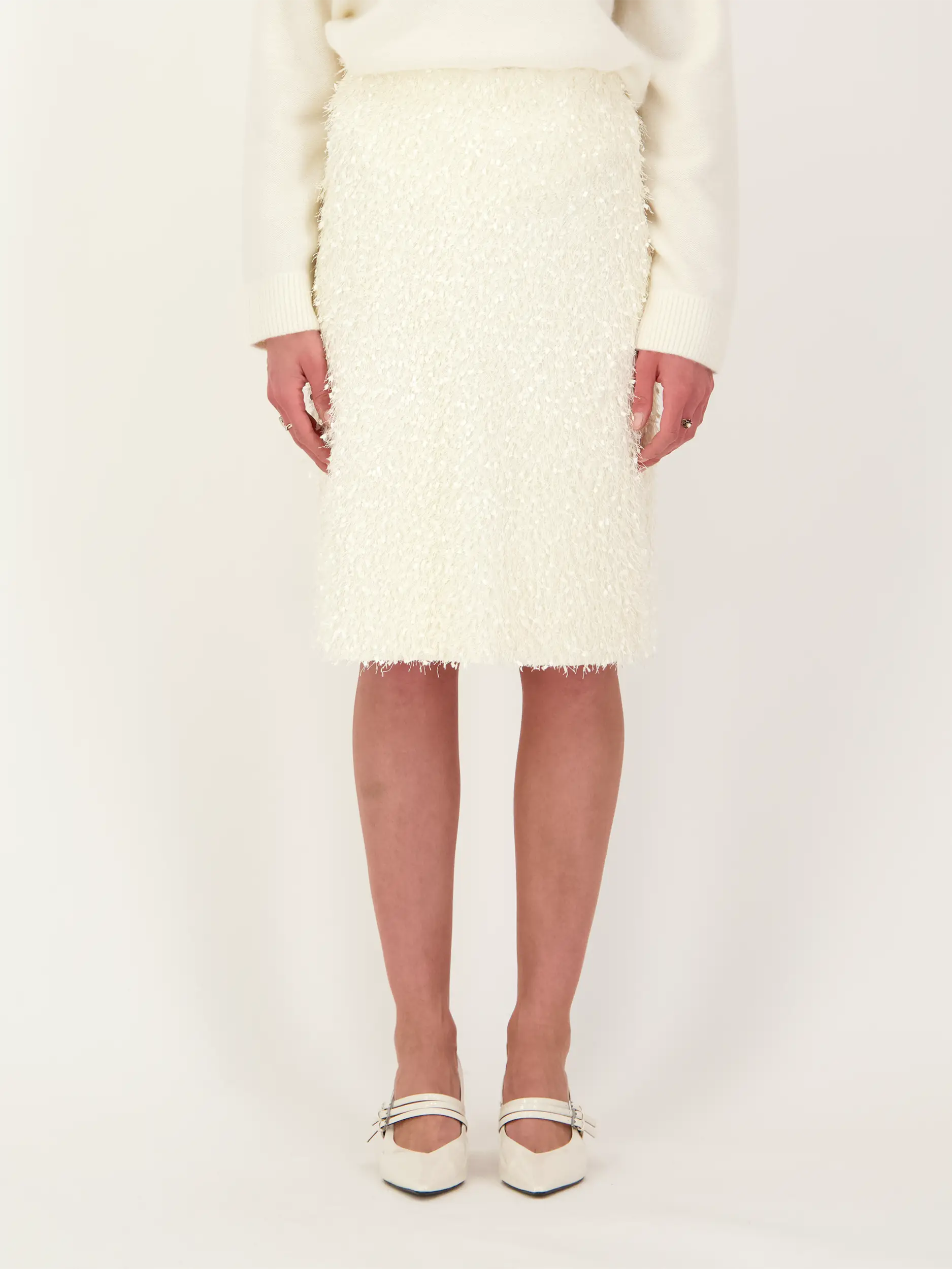 Midirock mit federartigen Fransen - Artikel Vorderseite getragen von einem Modell - Farbe: Weiß