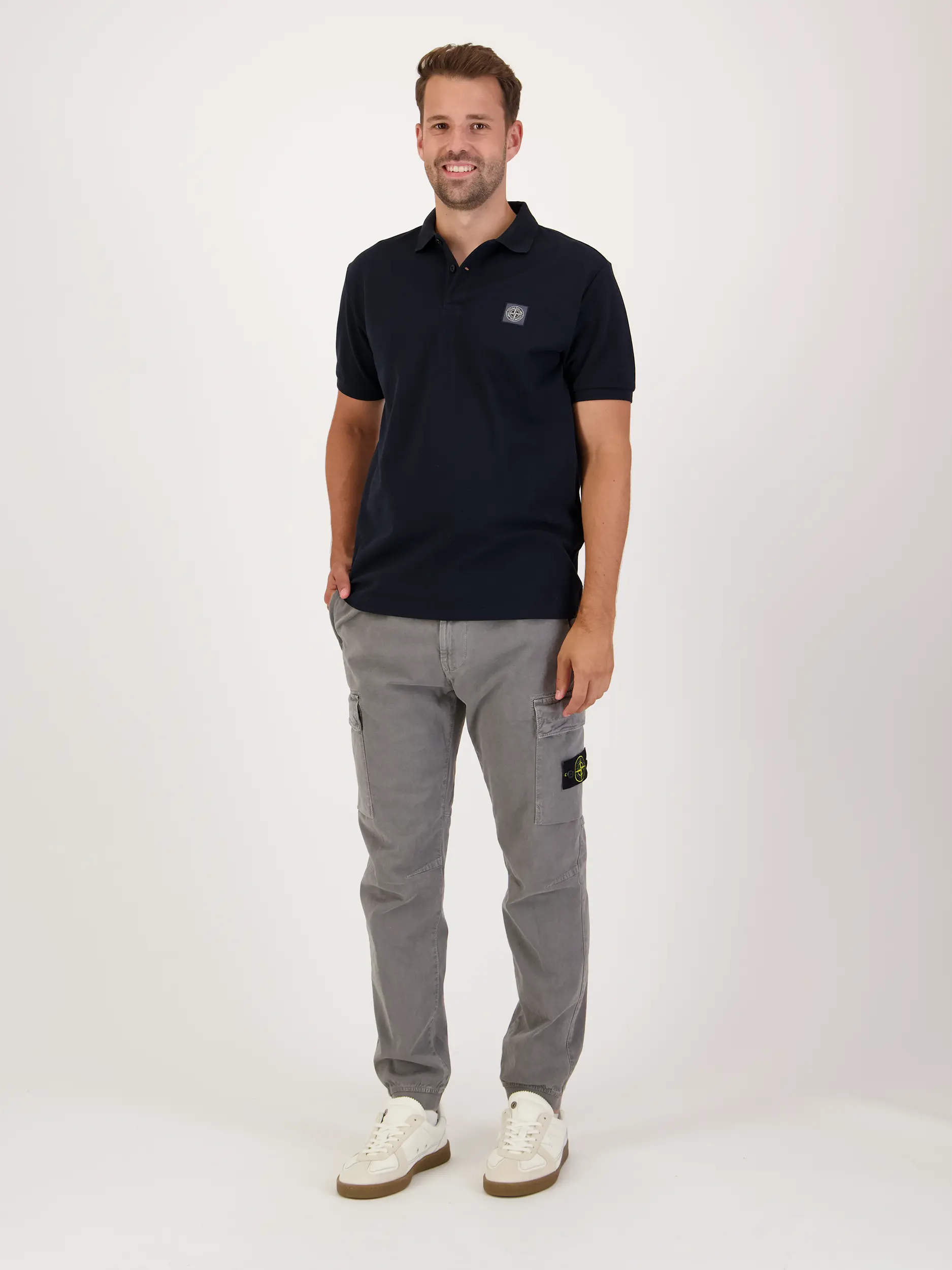 Poloshirt - Artikel Teil eines Outfits getragen von einem Modell - Farbe: Blau