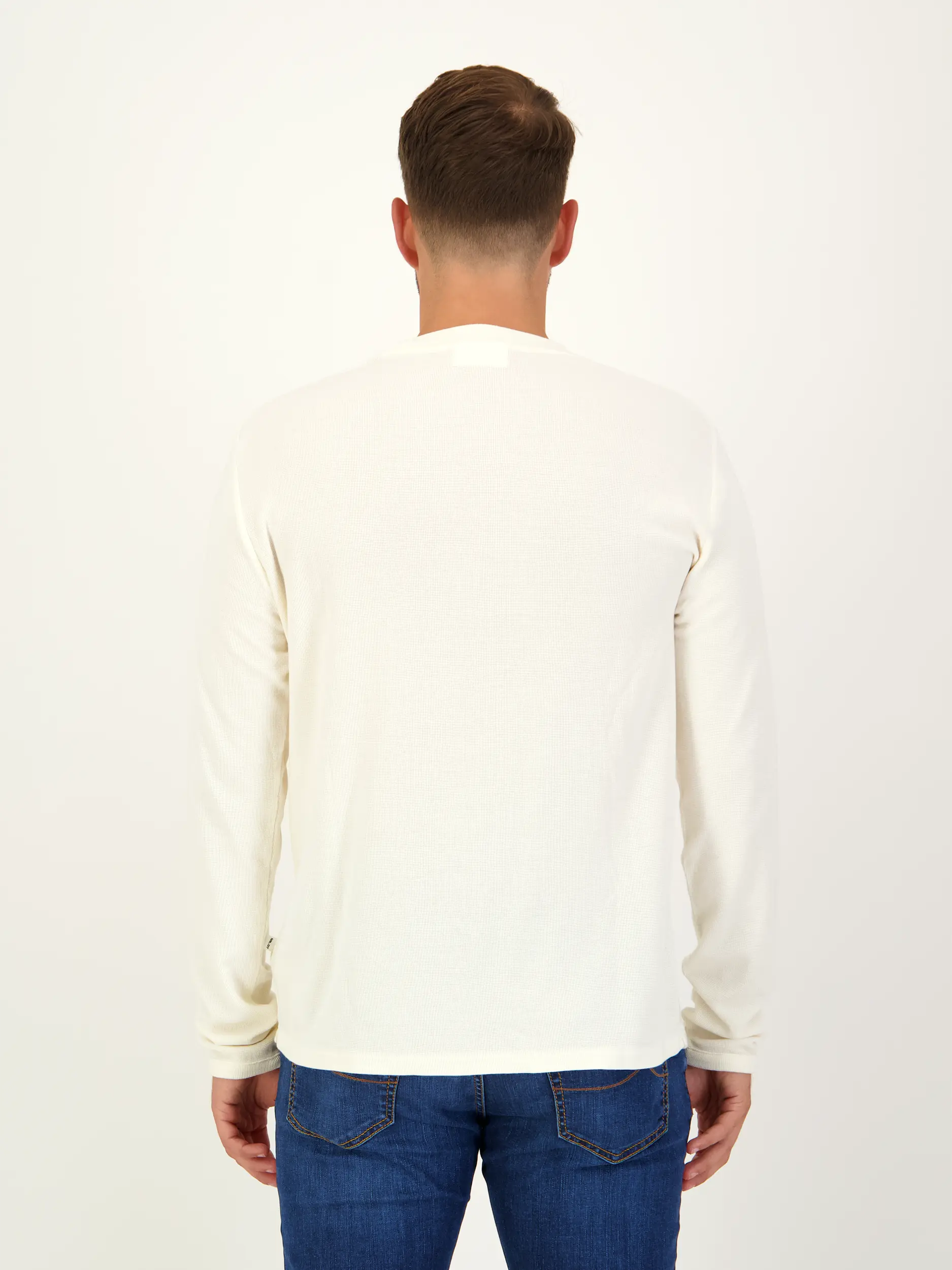 Langarmshirt 'Clive' - Artikel Rückseite getragen von einem Modell - Farbe: Creme