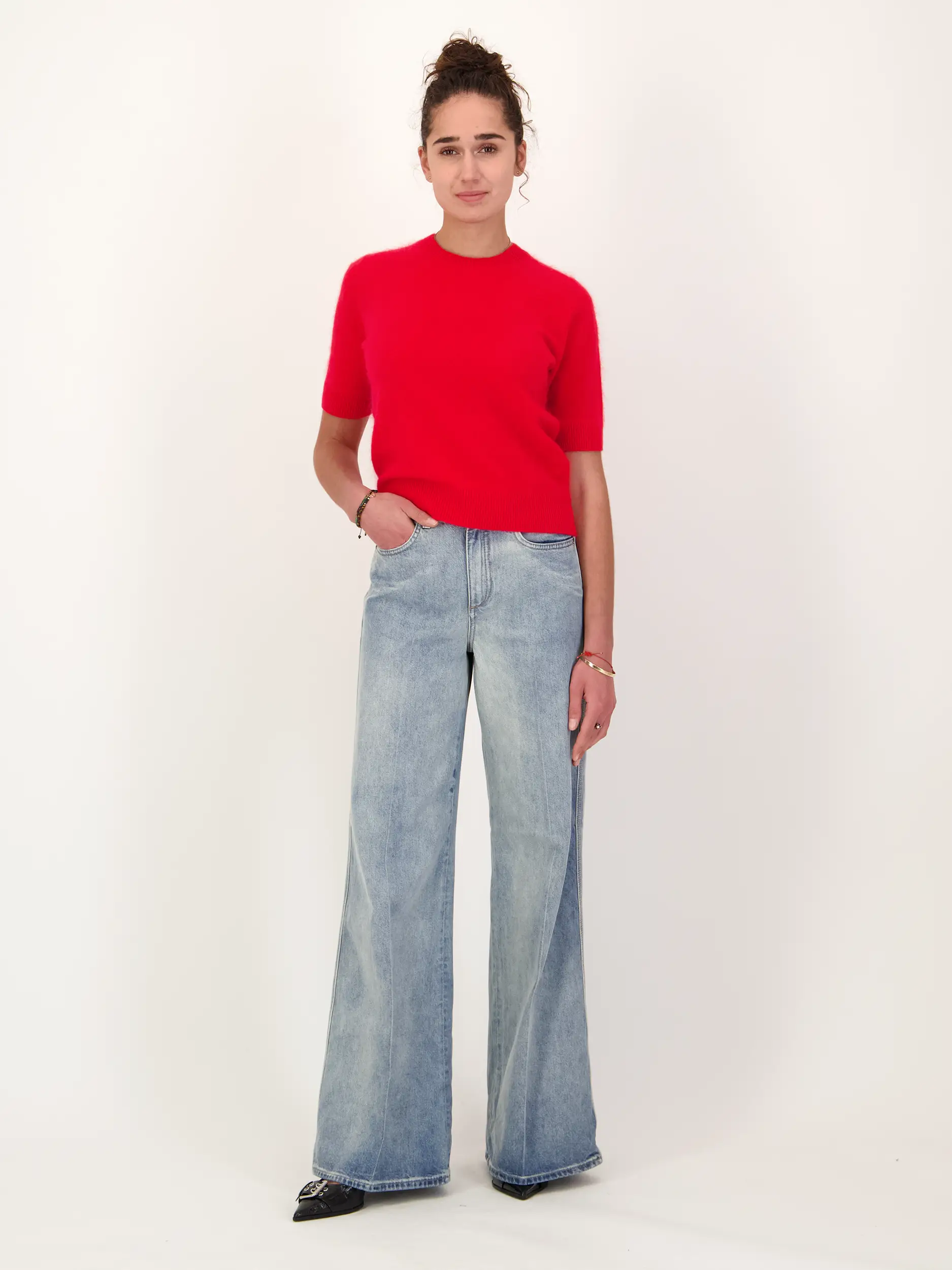 High Rise Flared Leg Jeans 'Denim Love' - Artikel Teil eines Outfits getragen von einem Modell - Farbe: Blau