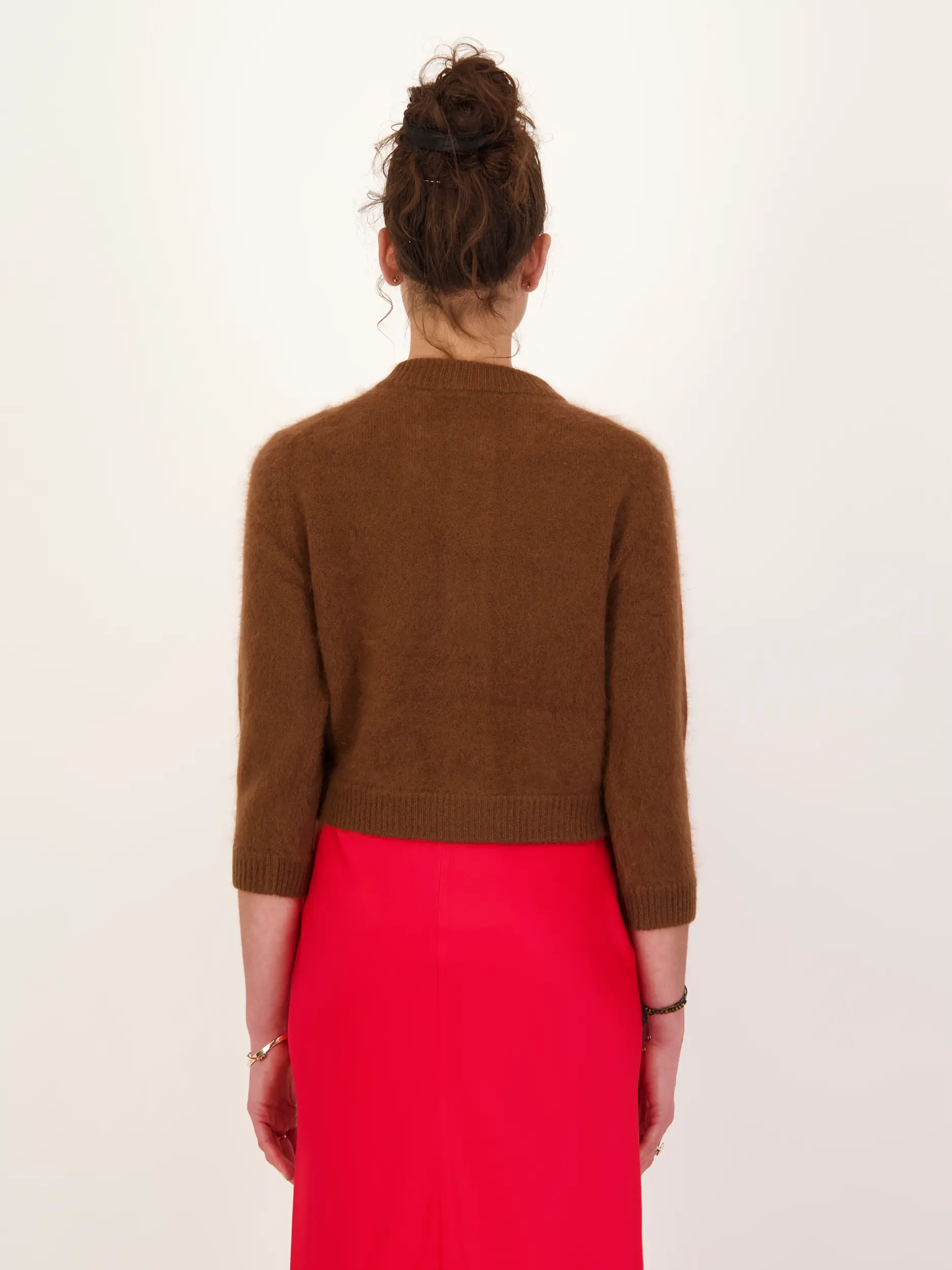 Strickjacke 'Fluffy Statements' aus Wolle 3/4 Arm - Artikel Rückseite getragen von einem Modell - Farbe: Braun