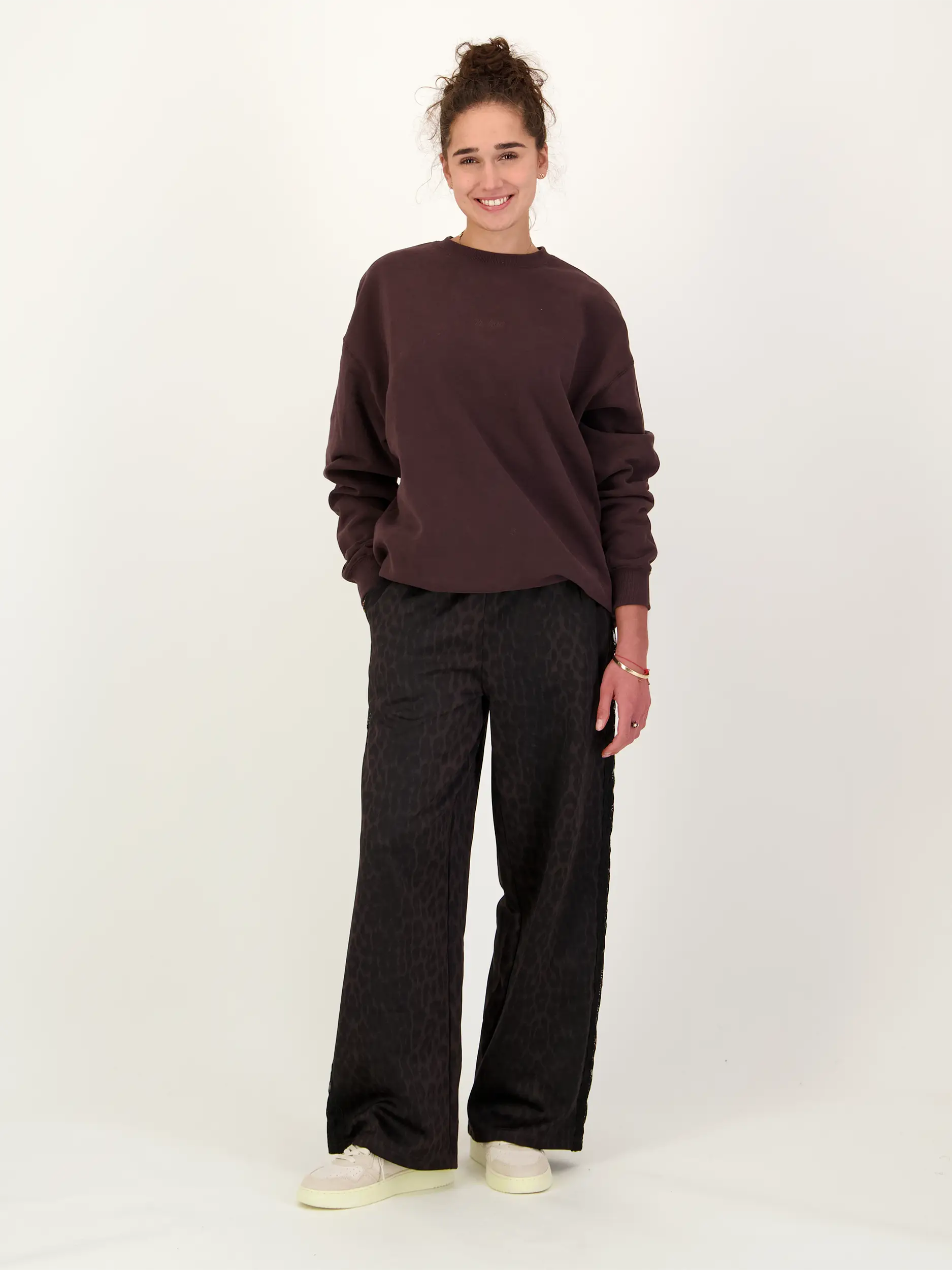 Sweatshirt 'Good Karma' - Artikel Teil eines Outfits getragen von einem Modell - Farbe: Braun