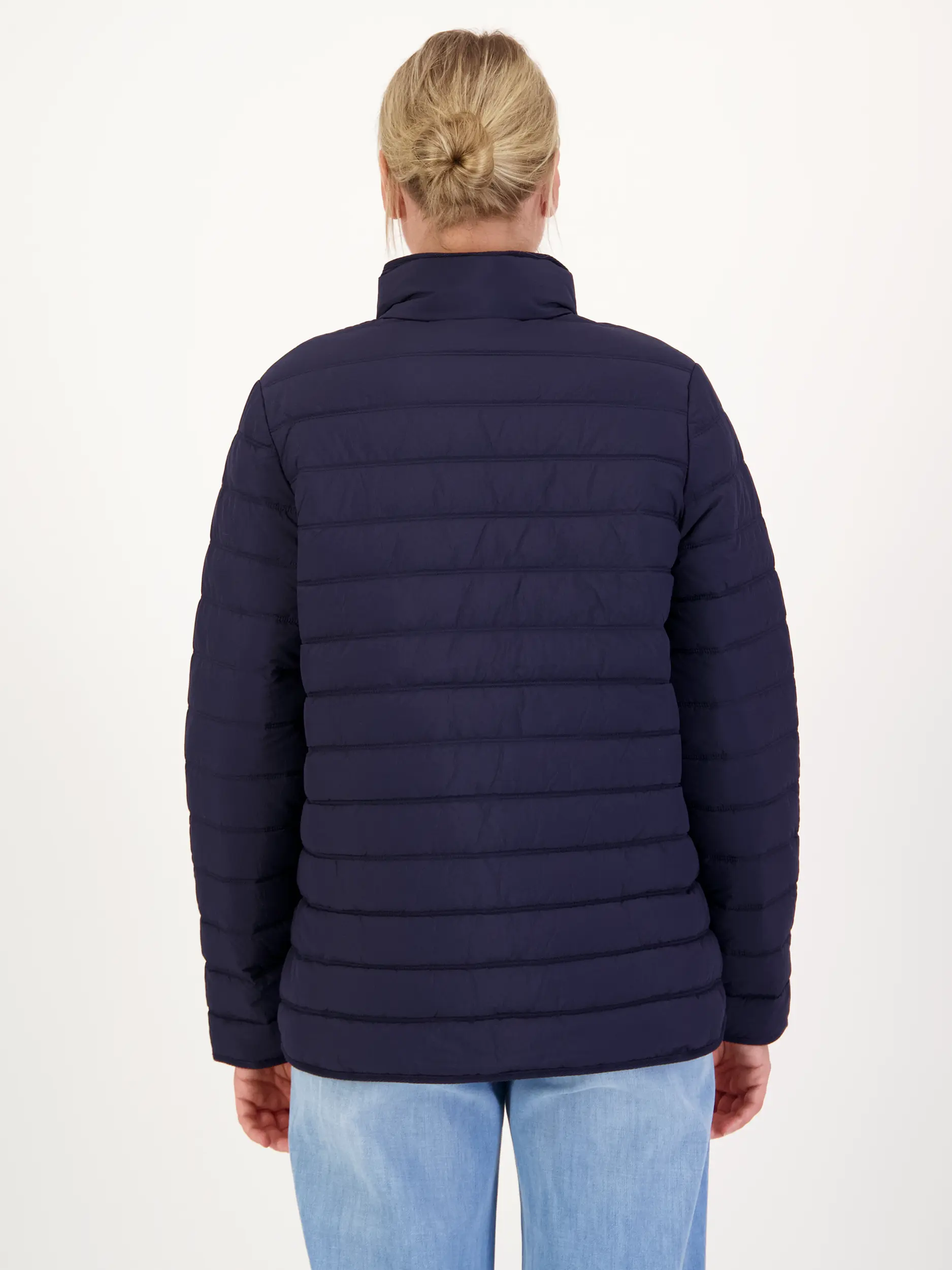 Steppjacke - Artikel Rückseite getragen von einem Modell - Farbe: Blau