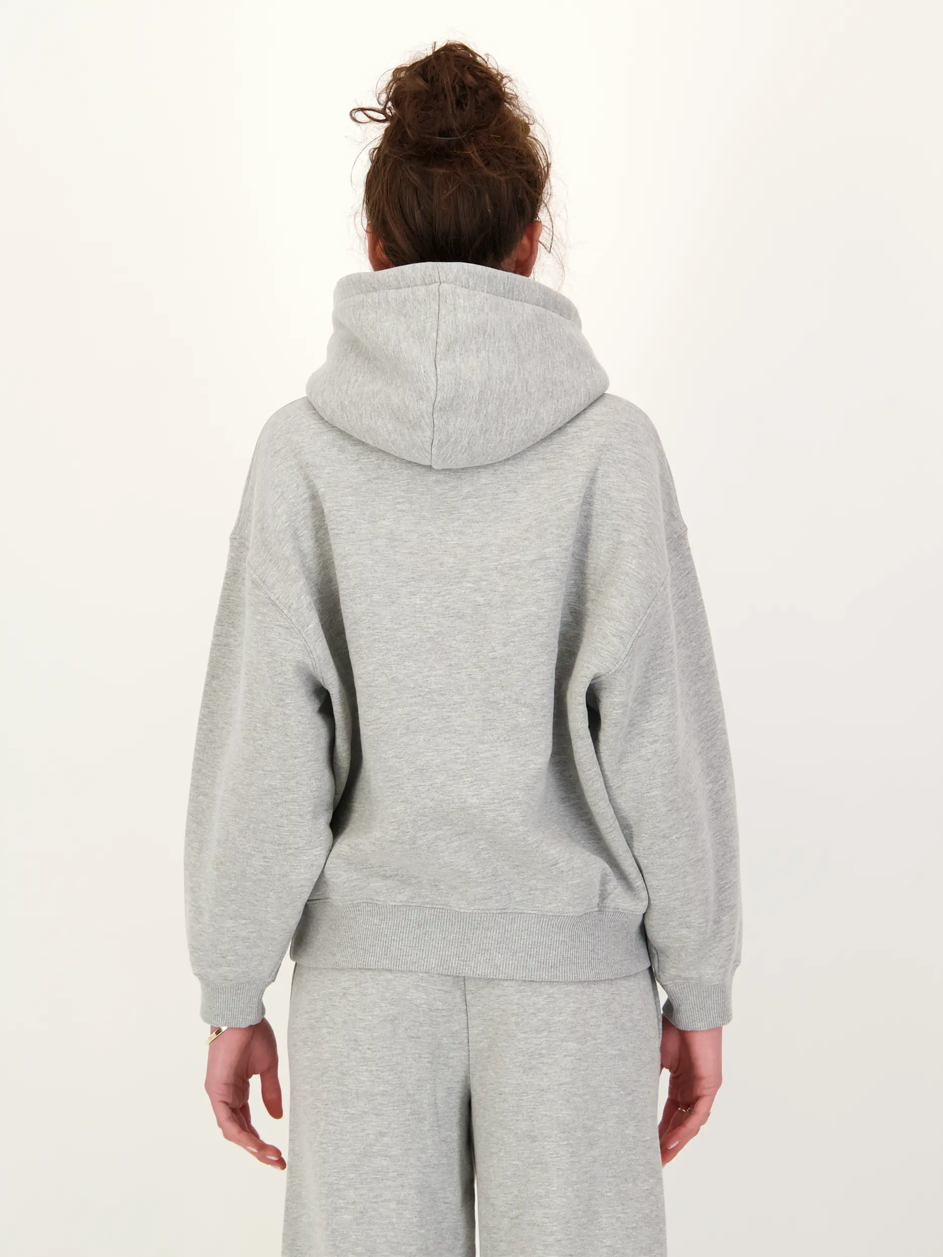 Sweatshirt 'Jaci' - Artikel Rückseite getragen von einem Modell - Farbe: Grau