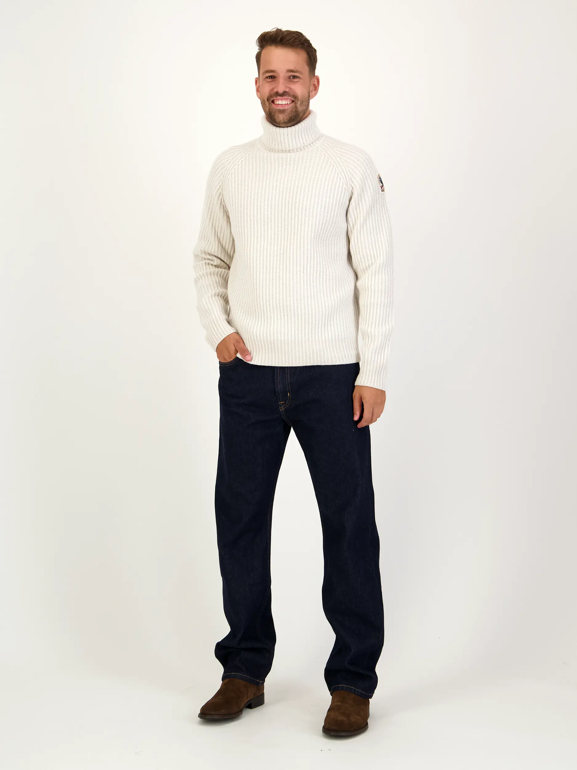 Mid Rise Straight Leg Jeans 'Mason' - Artikel Teil eines Outfits getragen von einem Modell - Farbe: Blau