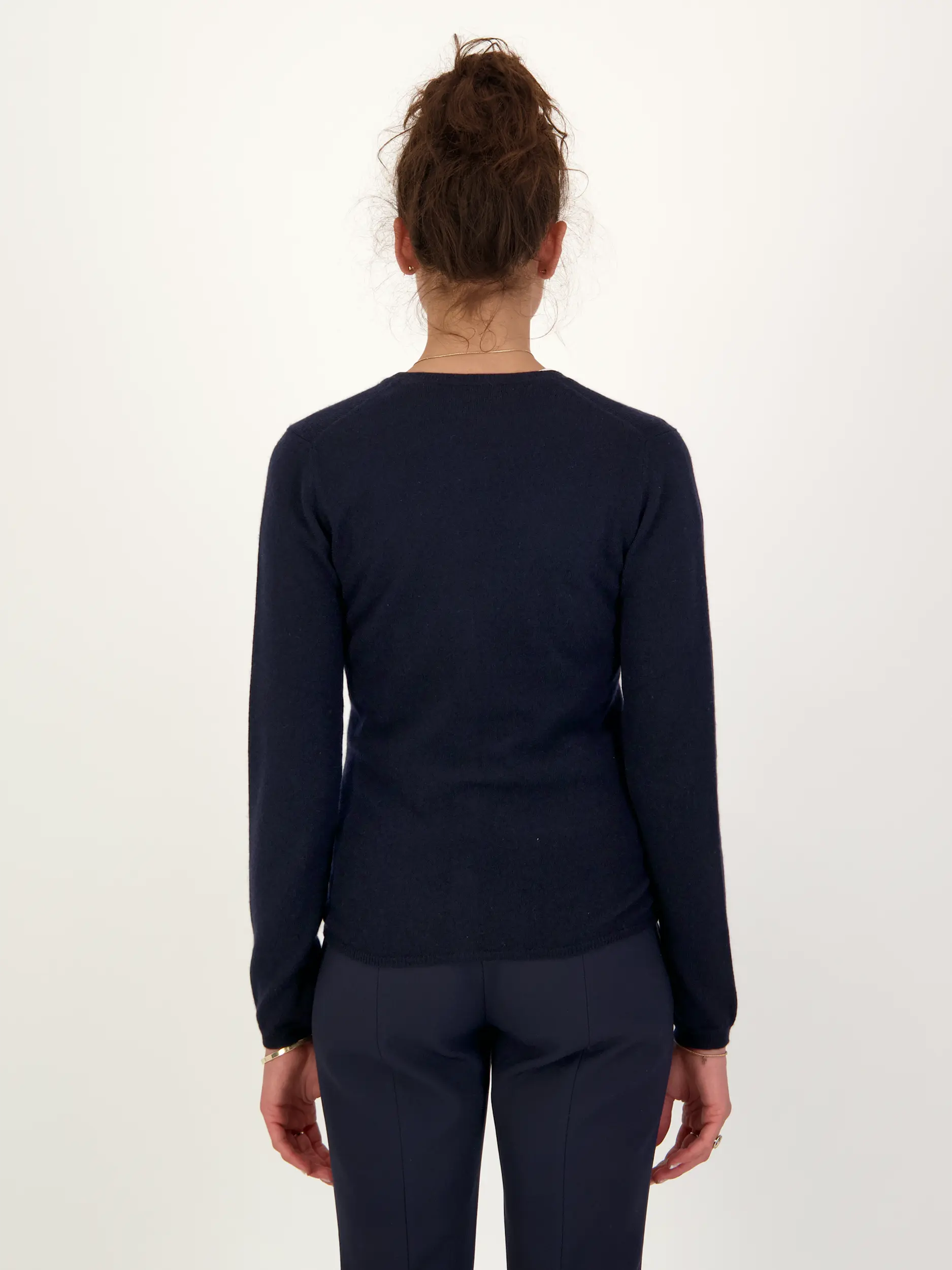 Strickjacke aus Kaschmir - Artikel Rückseite getragen von einem Modell - Farbe: Blau