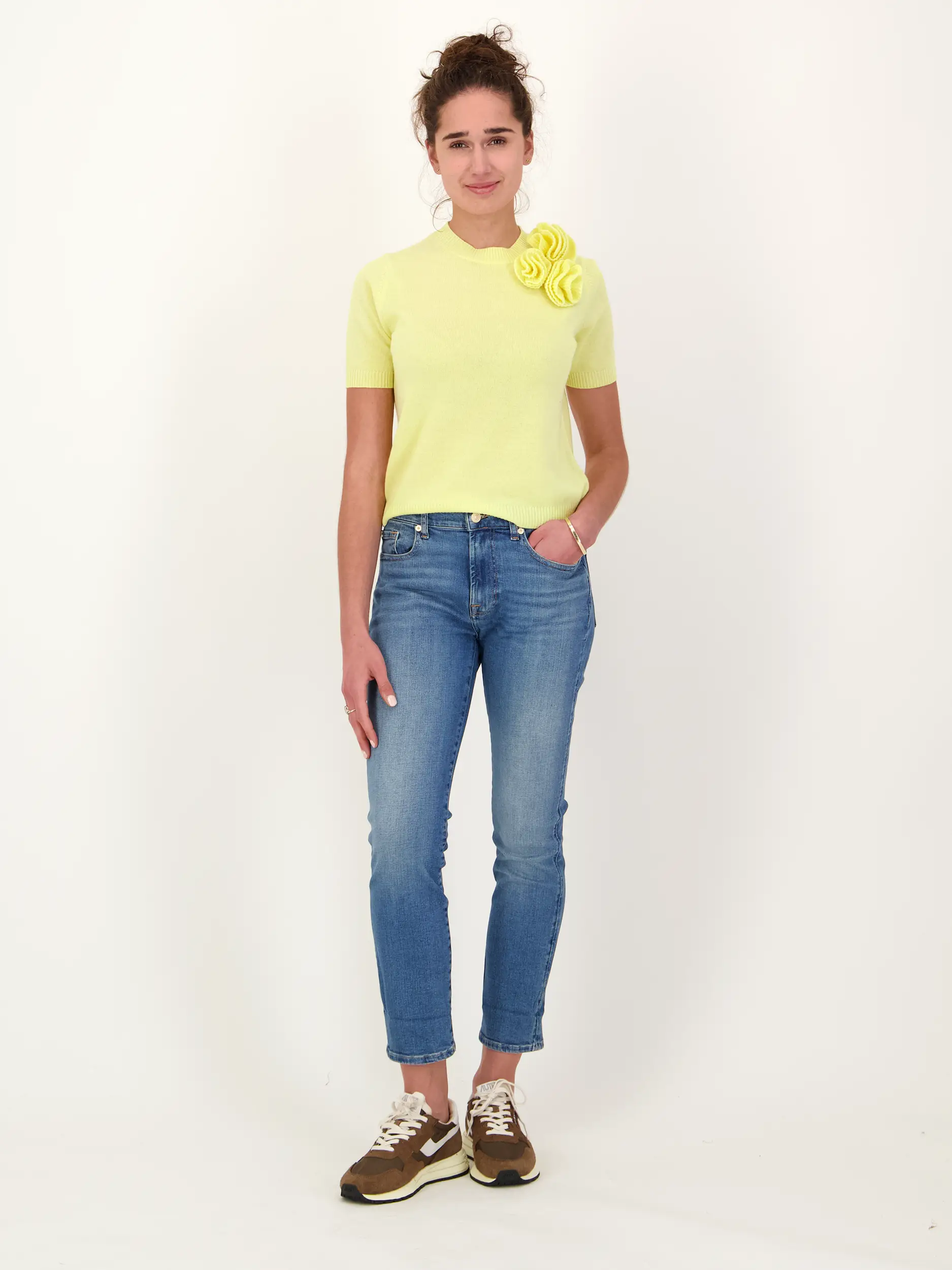 Pullover aus Wolle mit Blumenstickerei kurzarm - Artikel Teil eines Outfits getragen von einem Modell - Farbe: Gelb