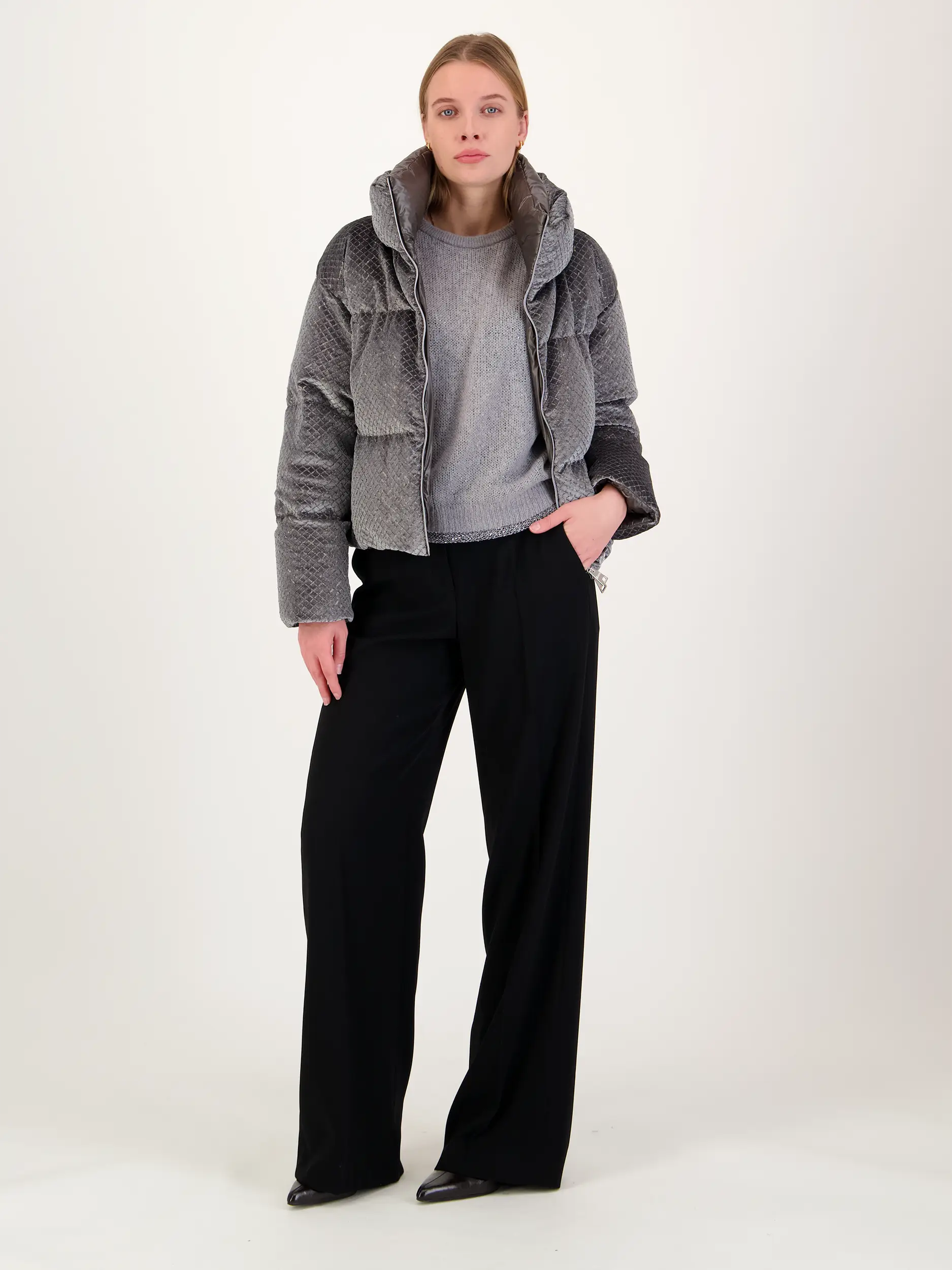 Daunenjacke mit Paillettenrauten - Artikel Teil eines Outfits getragen von einem Modell - Farbe: Grau