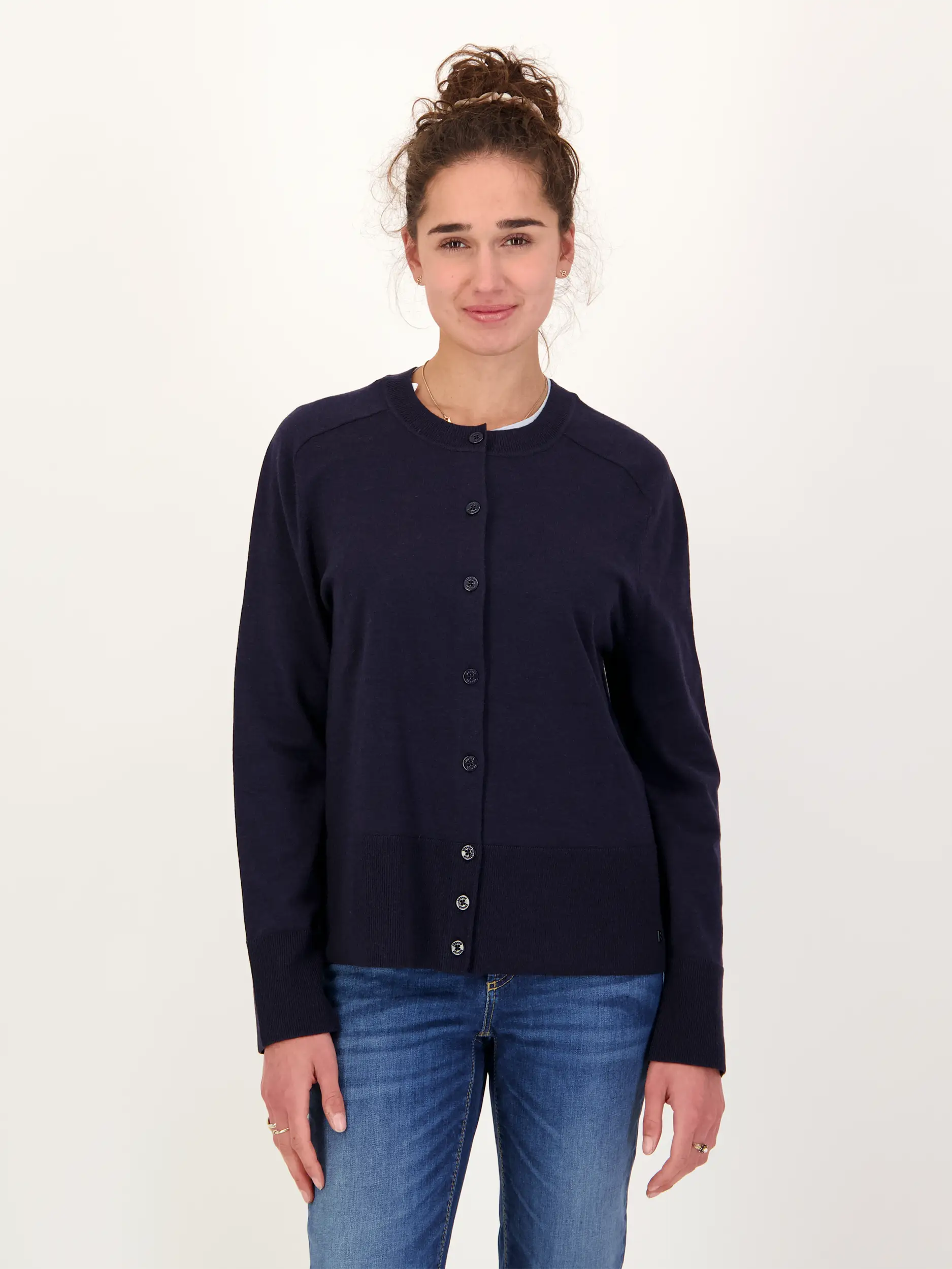 Strickjacke 'Ilma' aus Wolle - Artikel Vorderseite getragen von einem Modell - Farbe: Blau