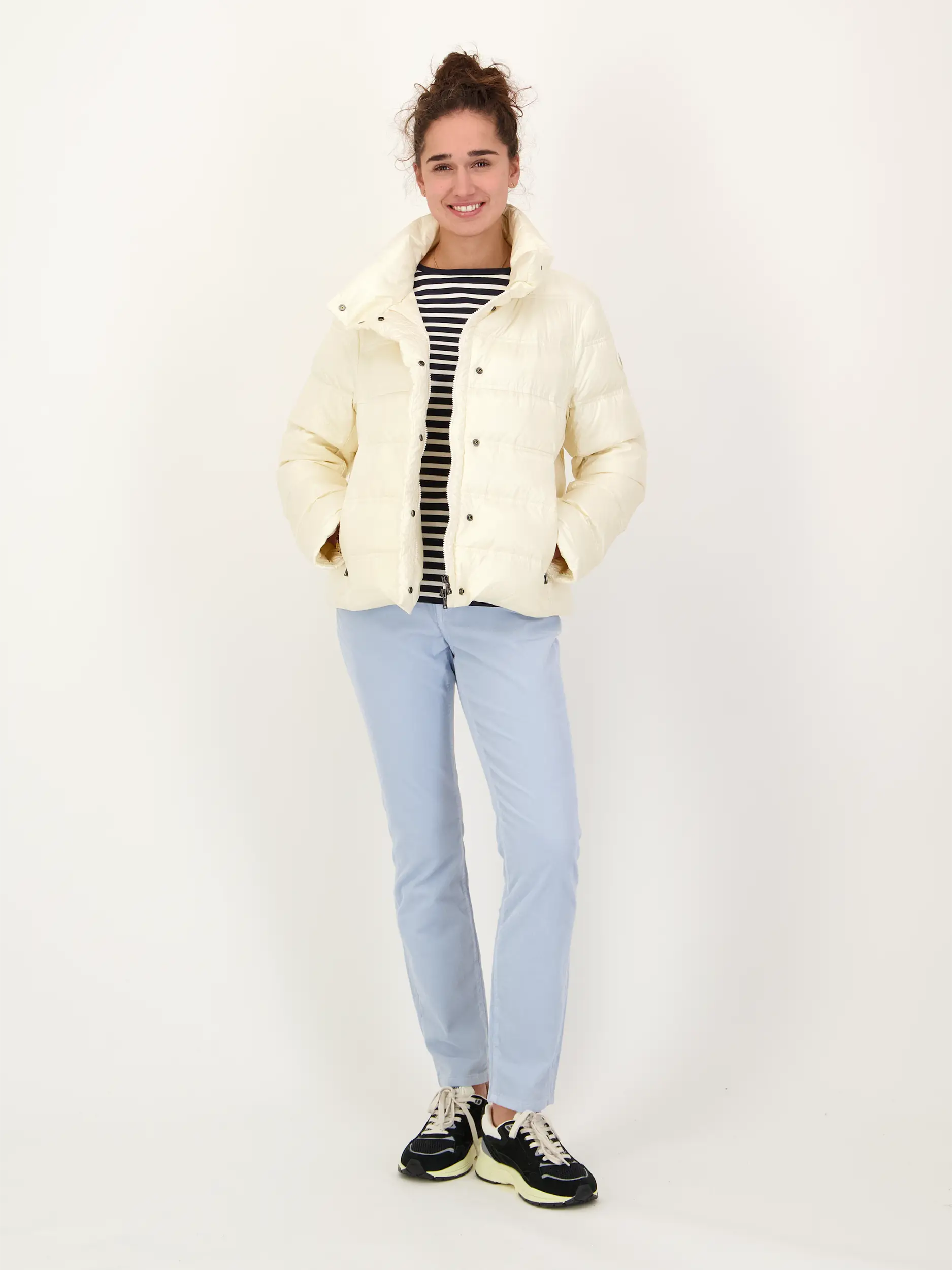 Daunenjacke 'Leslie' - Artikel Teil eines Outfits getragen von einem Modell - Farbe: Creme