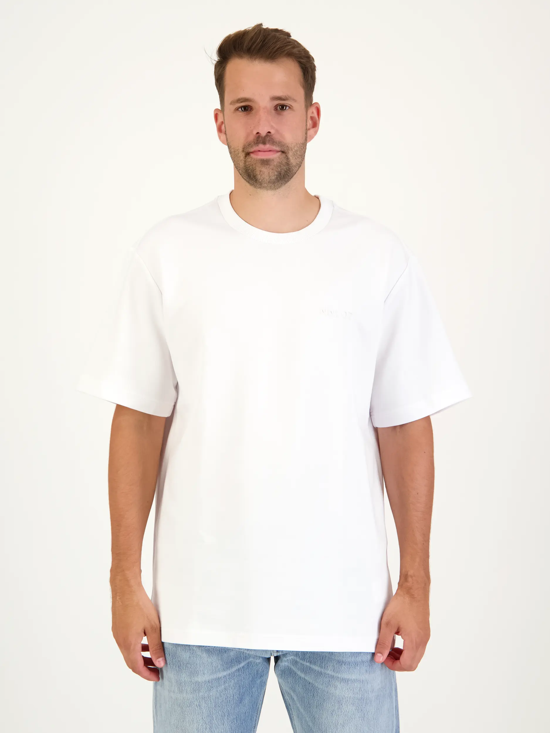 T-Shirt 'Nat' - Artikel Vorderseite getragen von einem Modell - Farbe: Weiß