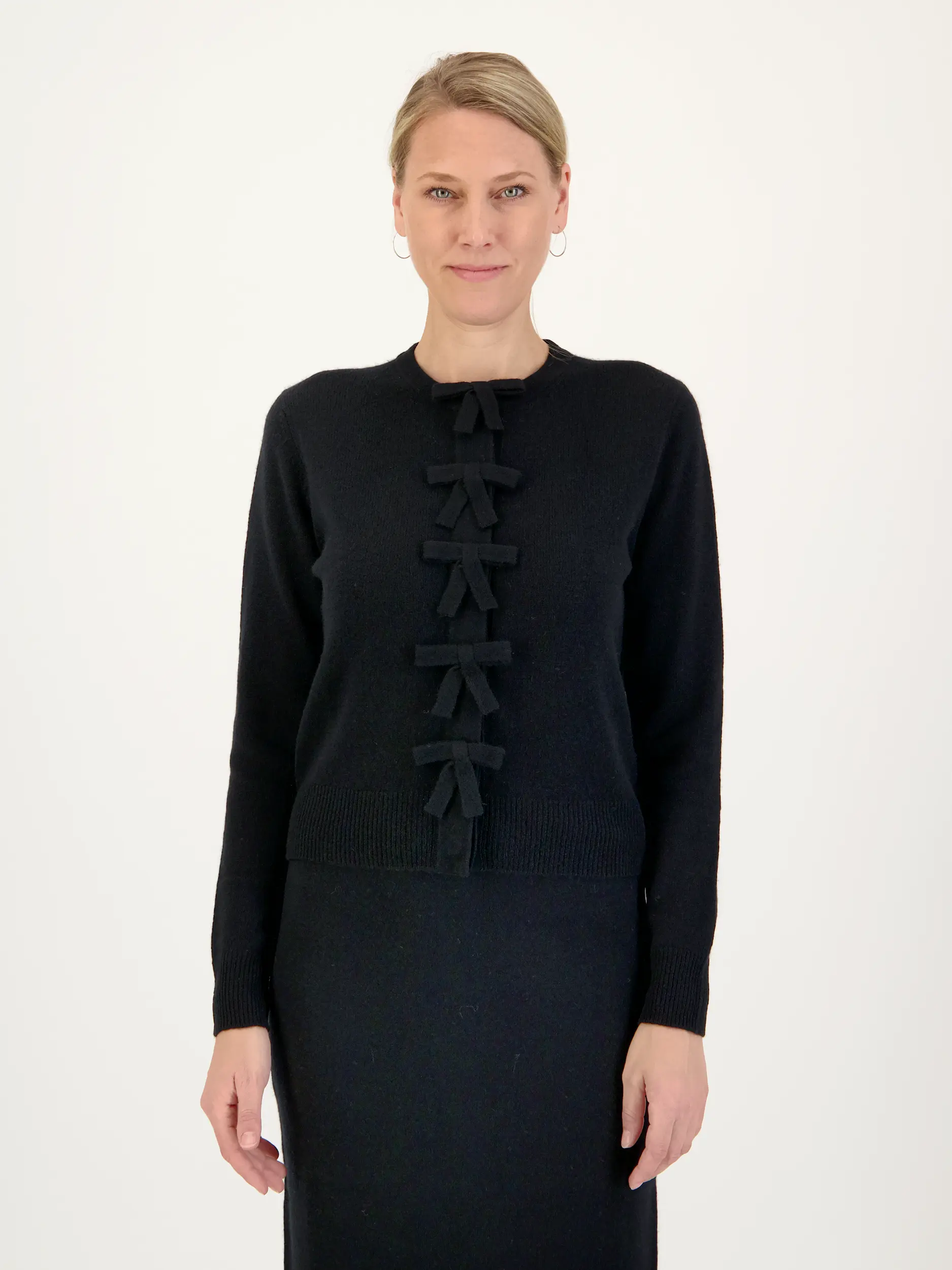 Strickjacke mit Schleifen aus Kaschmir - Artikel Vorderseite getragen von einem Modell