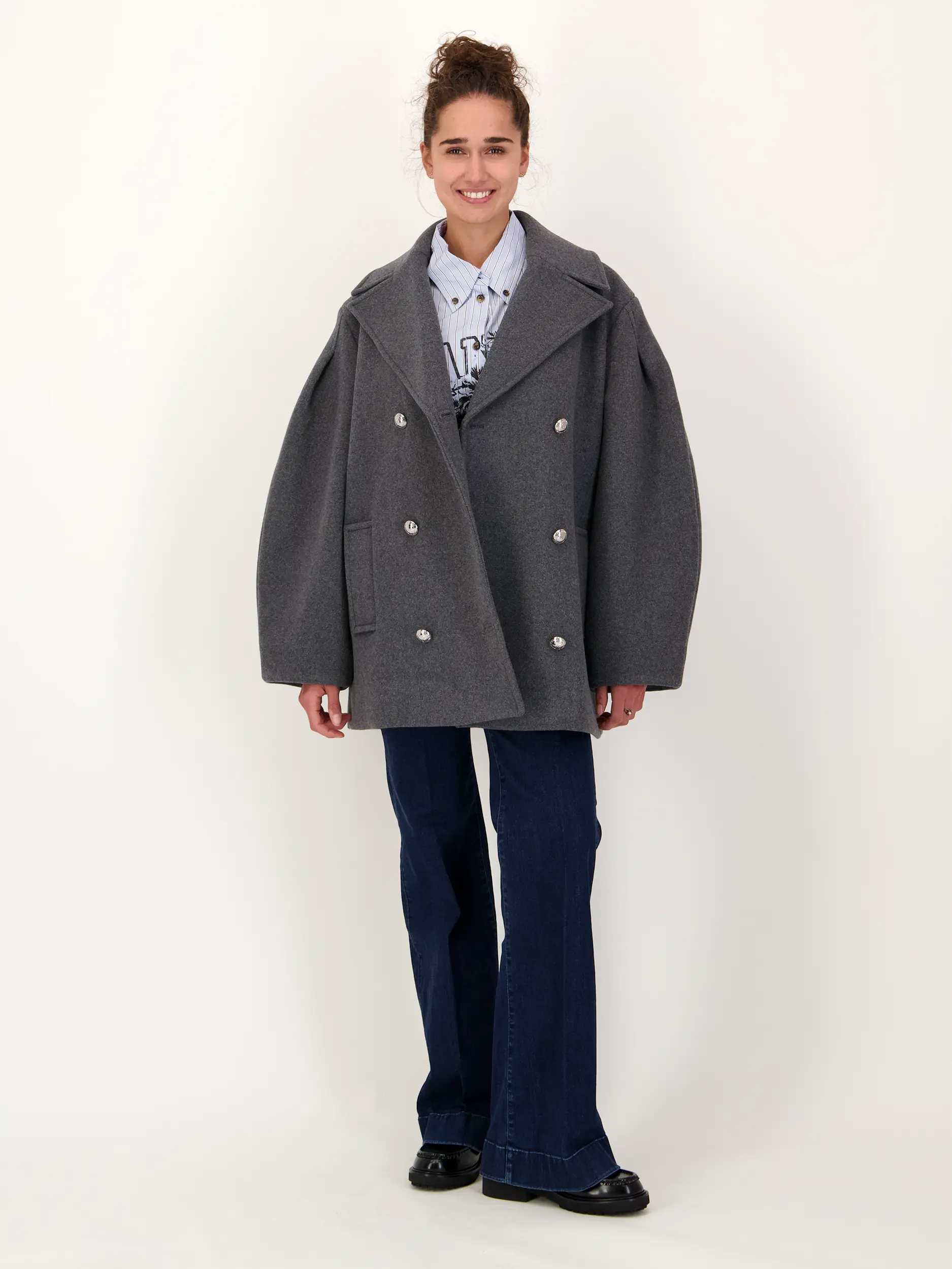Cabanjacke aus Wolle - Artikel Teil eines Outfits getragen von einem Modell - Farbe: Grau