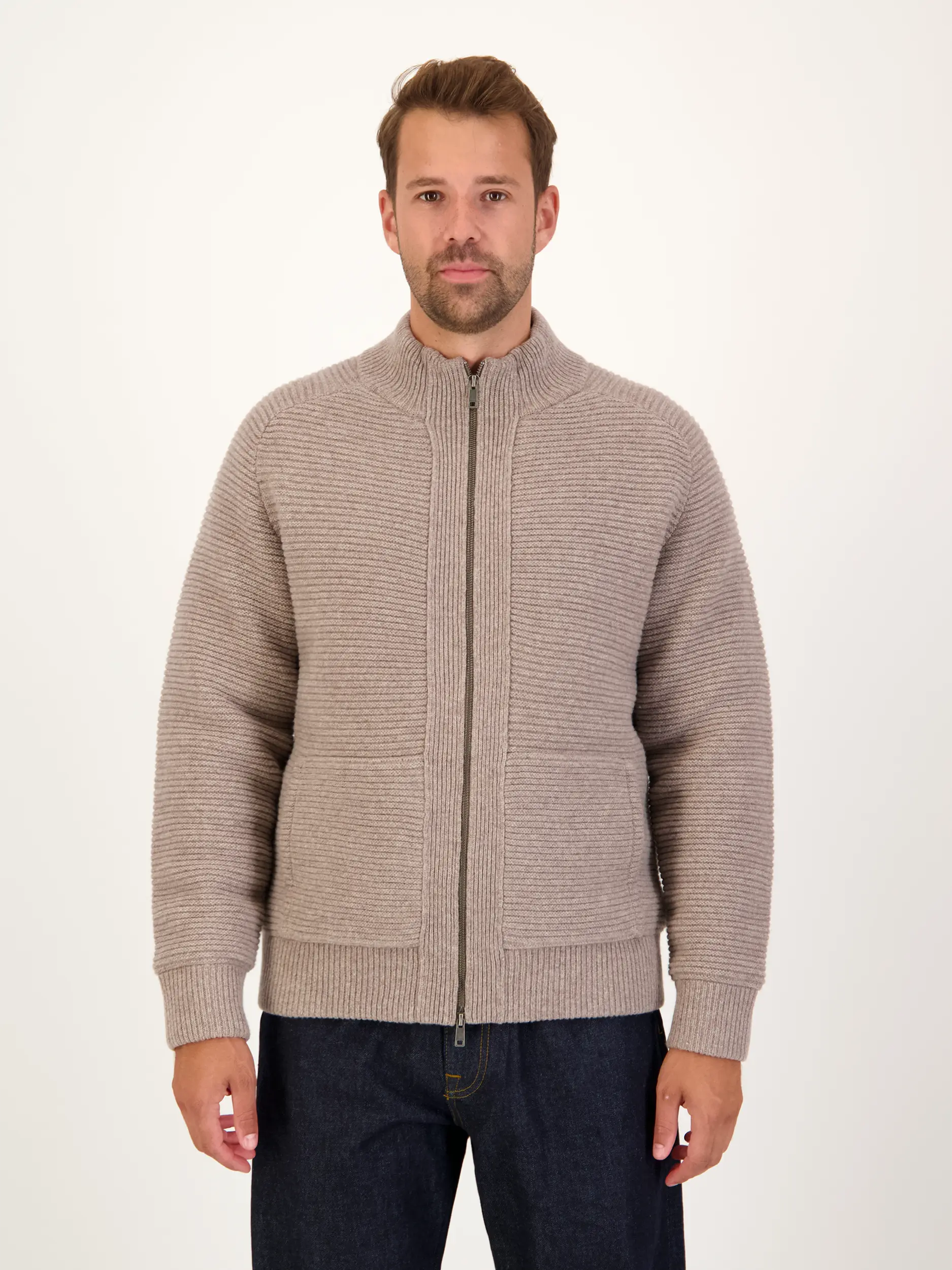 Gefütterte Strickjacke  - Artikel Vorderseite getragen von einem Modell - Farbe: Braun