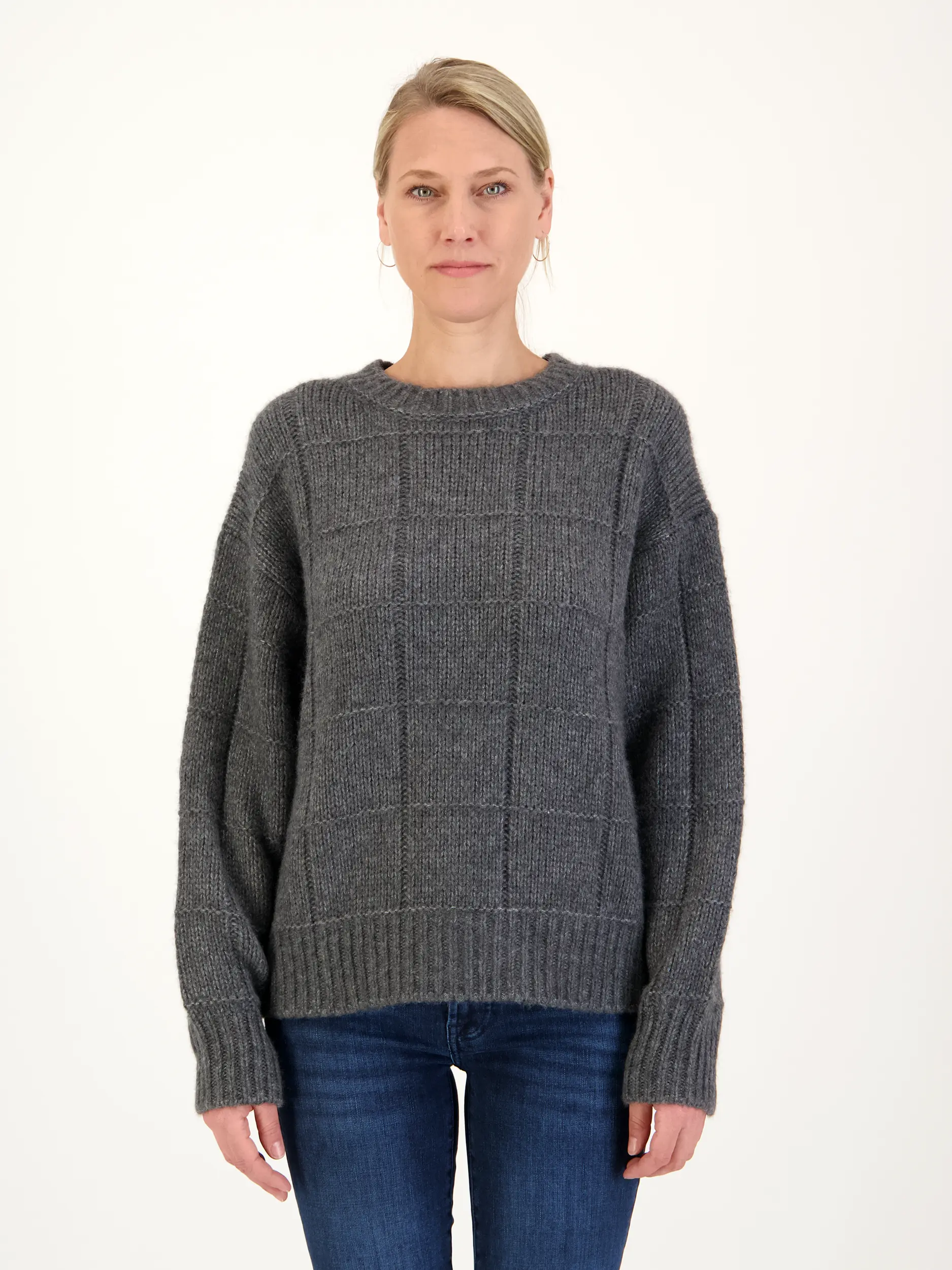 Pullover 'Karita' aus Kaschmir - Artikel Vorderseite getragen von einem Modell - Farbe: Grau