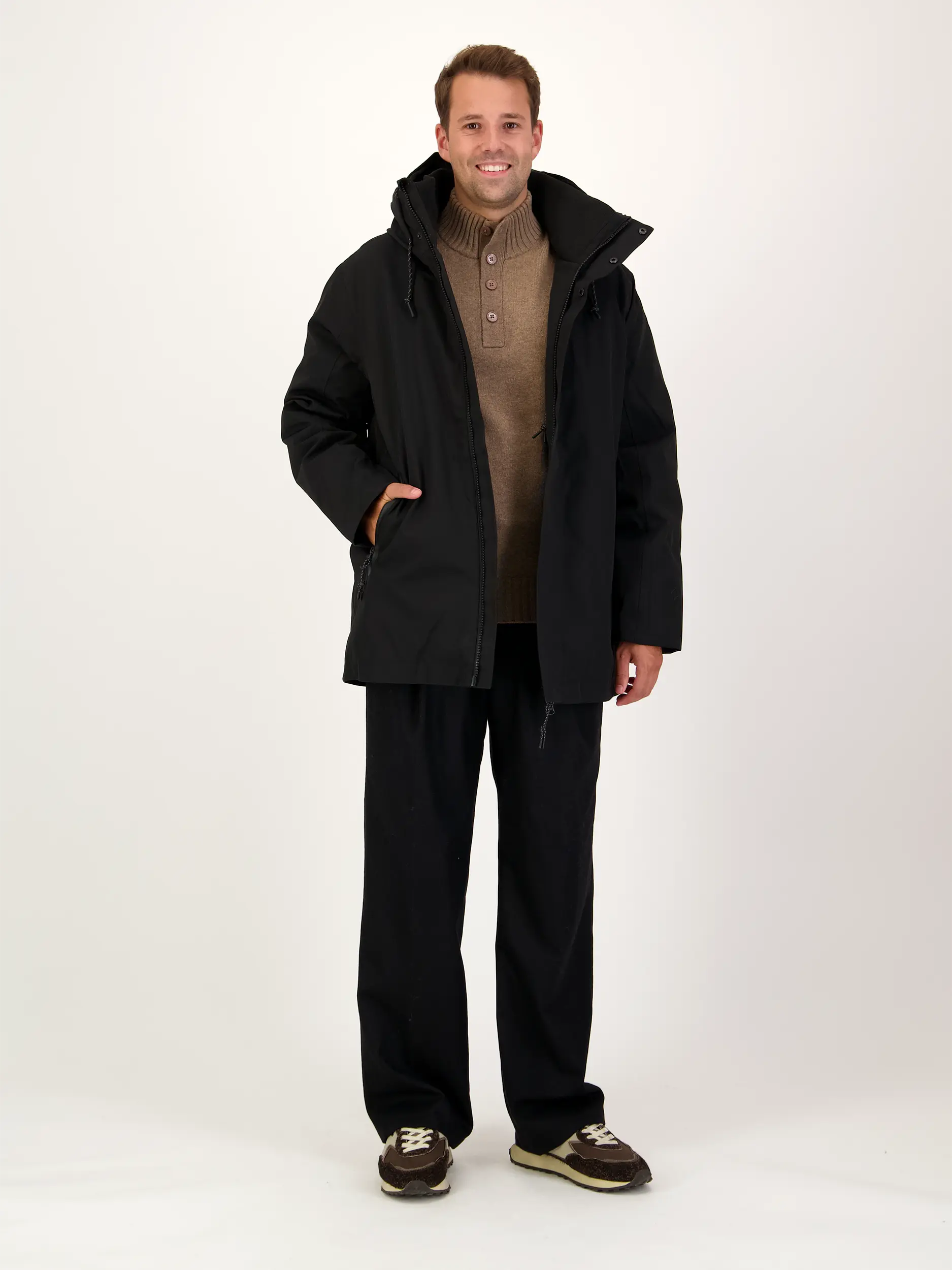 Jacke 'Coro' - Artikel Teil eines Outfits getragen von einem Modell - Farbe: Schwarz