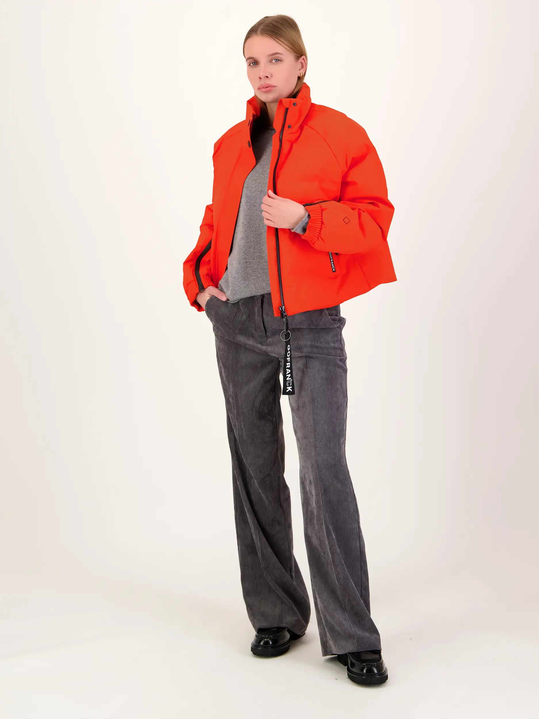 Jacke 'Agasga' - Artikel Teil eines Outfits getragen von einem Modell - Farbe: Orange