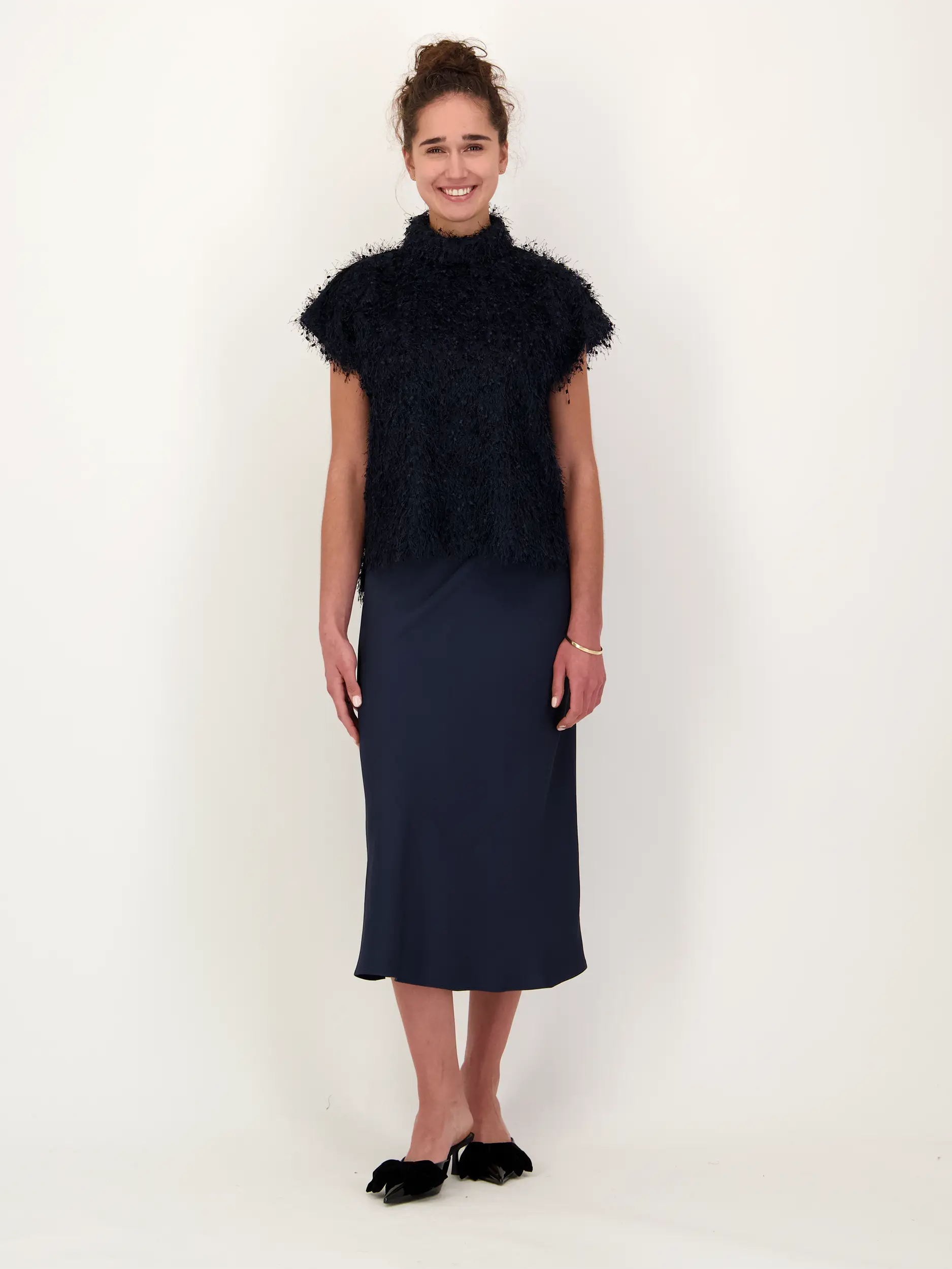 Midi Satinrock 'Ura' - Artikel Teil eines Outfits getragen von einem Modell - Farbe: Blau