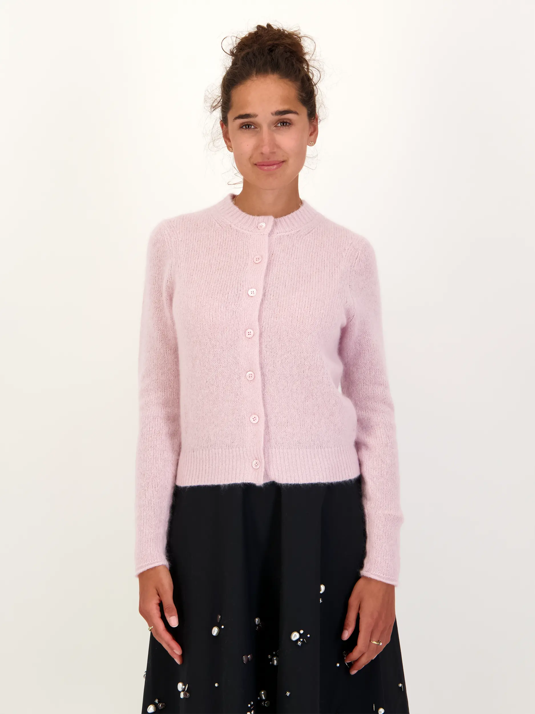 Strickjacke 'Luxury Love' aus Kaschmir - Artikel Vorderseite getragen von einem Modell - Farbe: Rosa&Pink