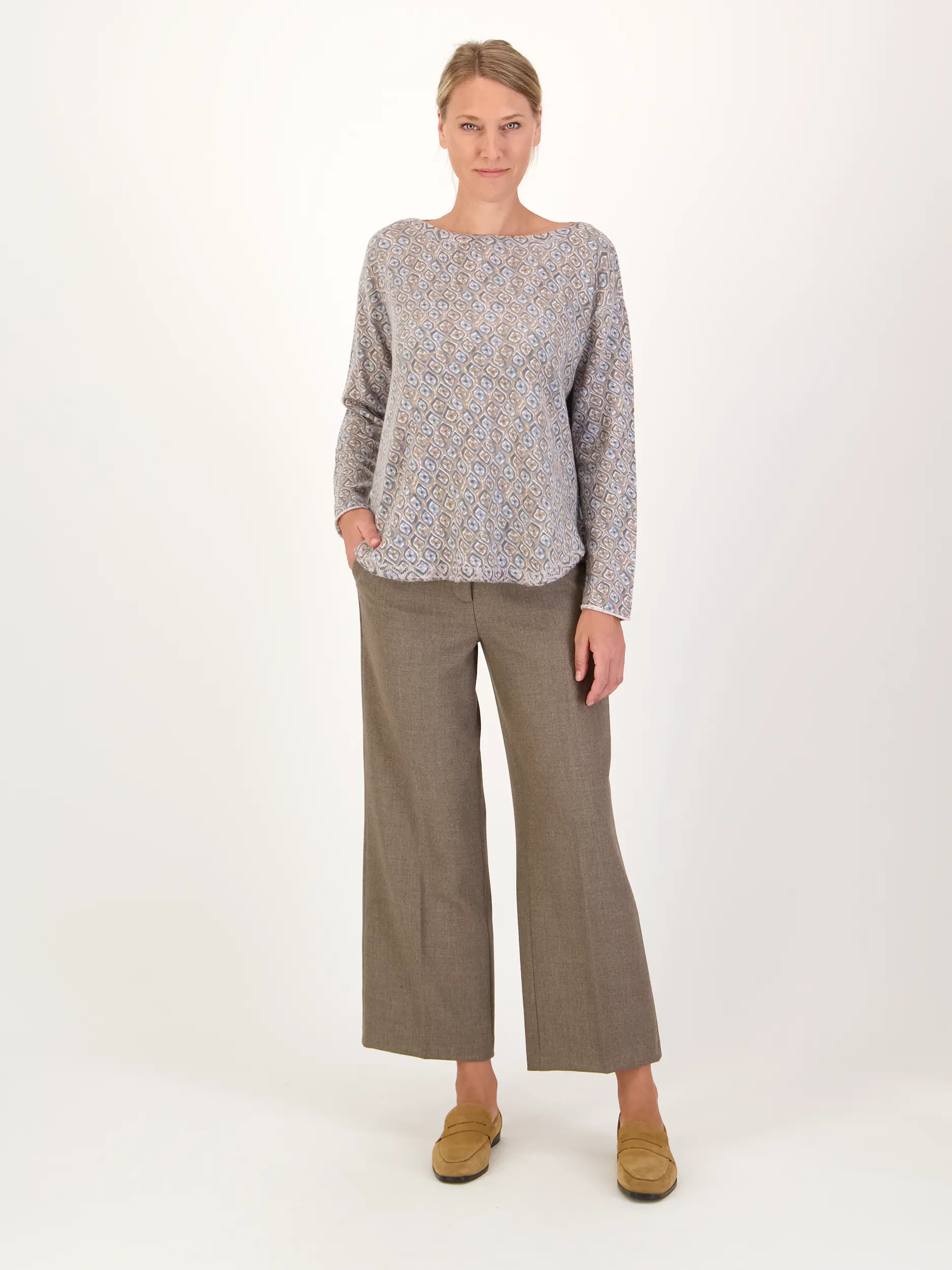 Gemusterter Pullover aus Kaschmir langarm - Artikel Teil eines Outfits getragen von einem Modell - Farbe: Braun