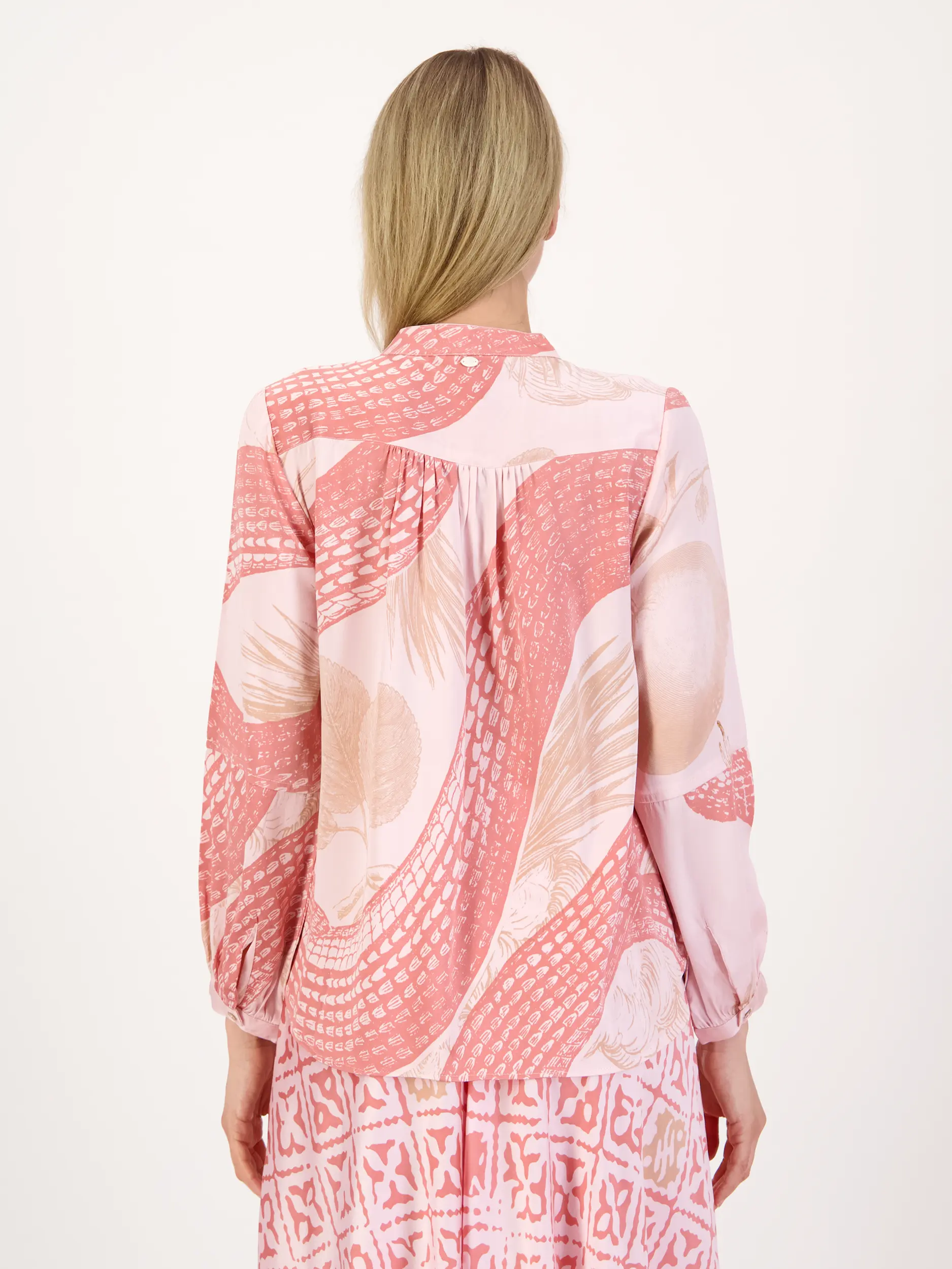 Gemusterte Bluse 'Mitra Garden Eden' aus Seide langarm - Artikel Rückseite getragen von einem Modell - Farbe: Rosa&Pink
