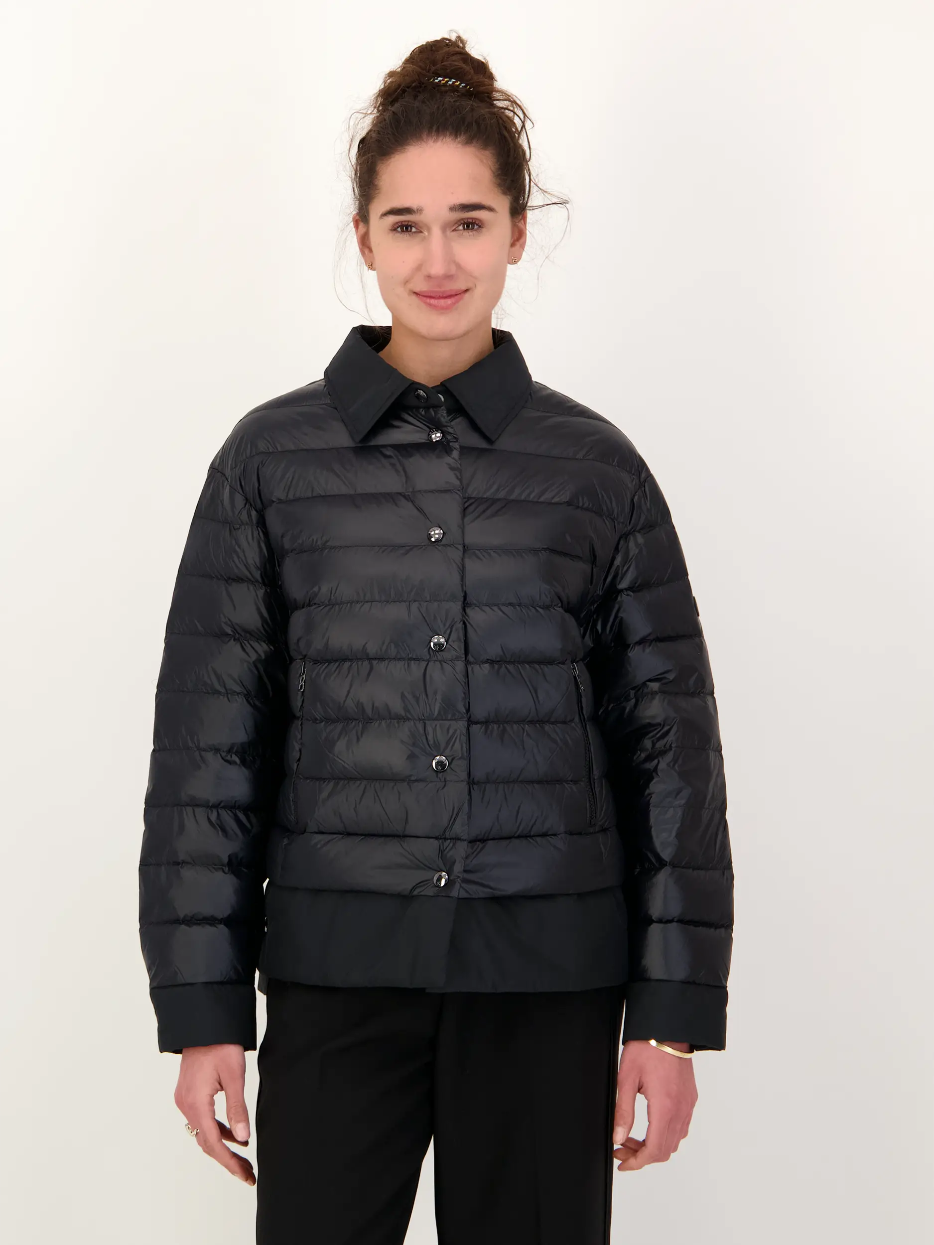 Daunenjacke 'Audrey' - Artikel Vorderseite getragen von einem Modell - Farbe: Schwarz