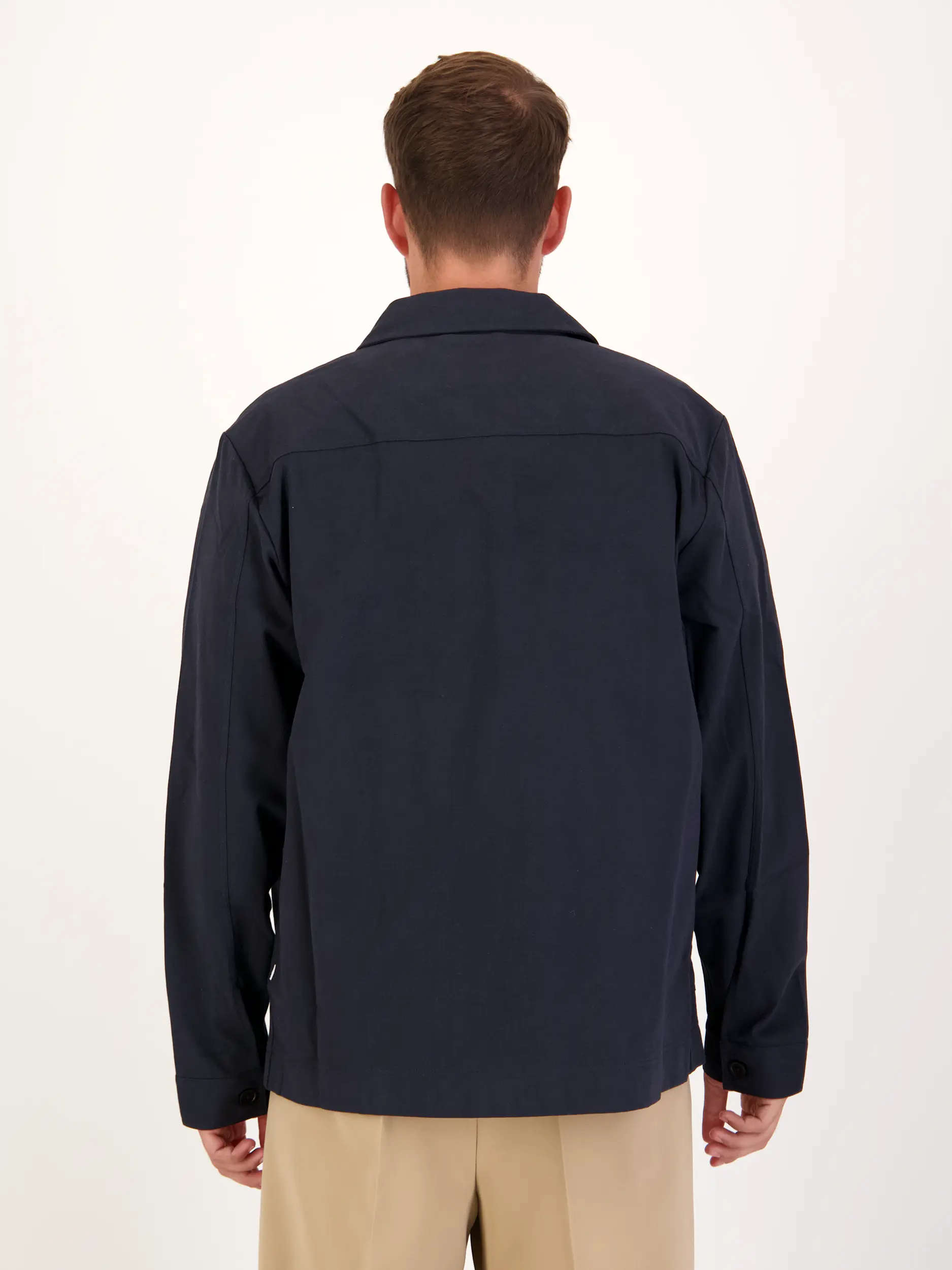 Overshirt 'Olav' - Artikel Rückseite getragen von einem Modell - Farbe: Blau