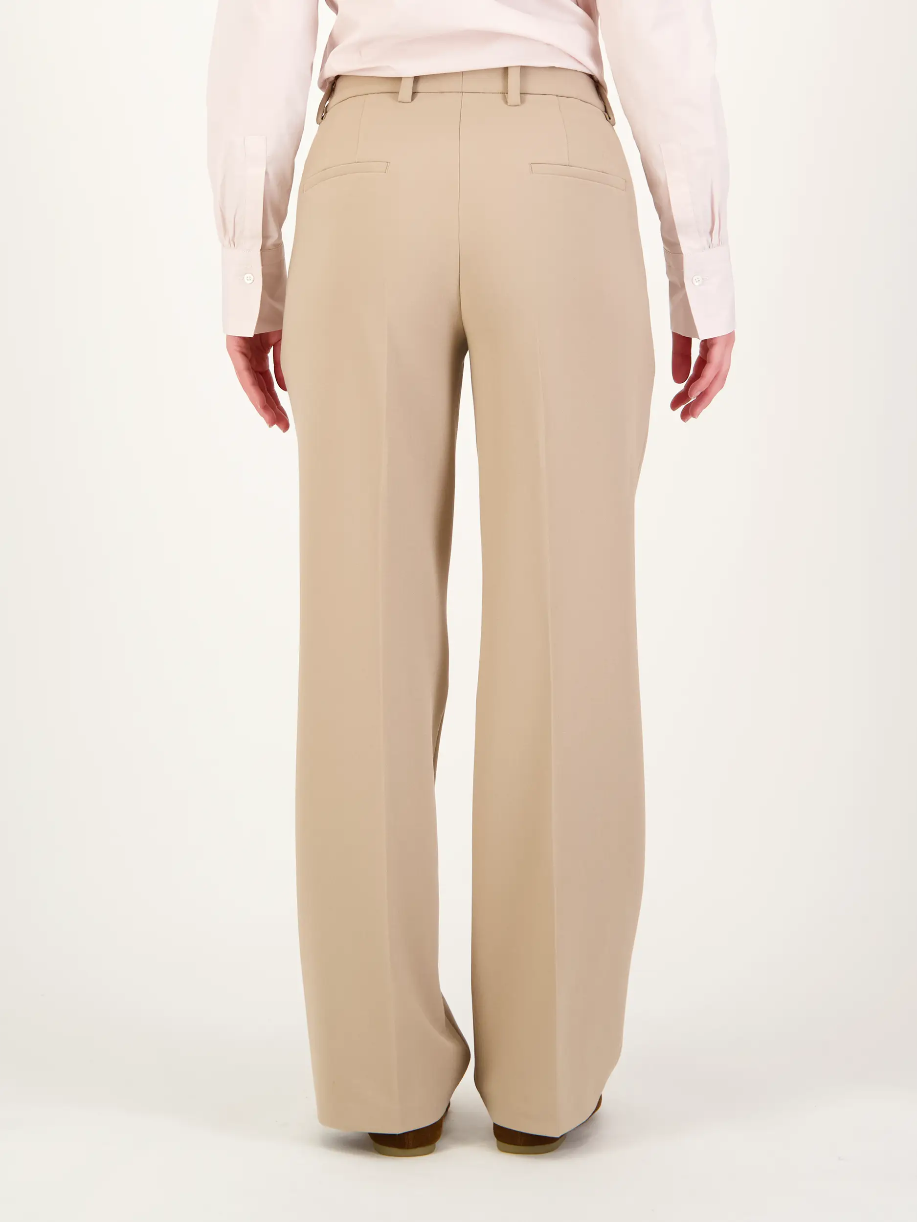 Bundfaltenhose 'Goldy' - Artikel Rückseite getragen von einem Modell - Farbe: Beige