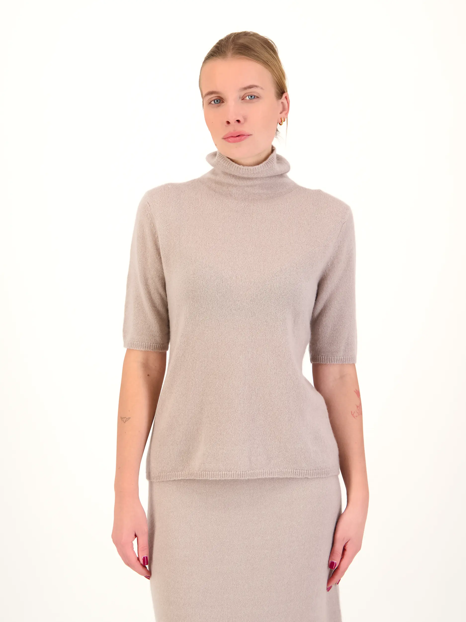 Pullover aus Kaschmir kurzarm - Artikel Vorderseite getragen von einem Modell - Farbe: Braun