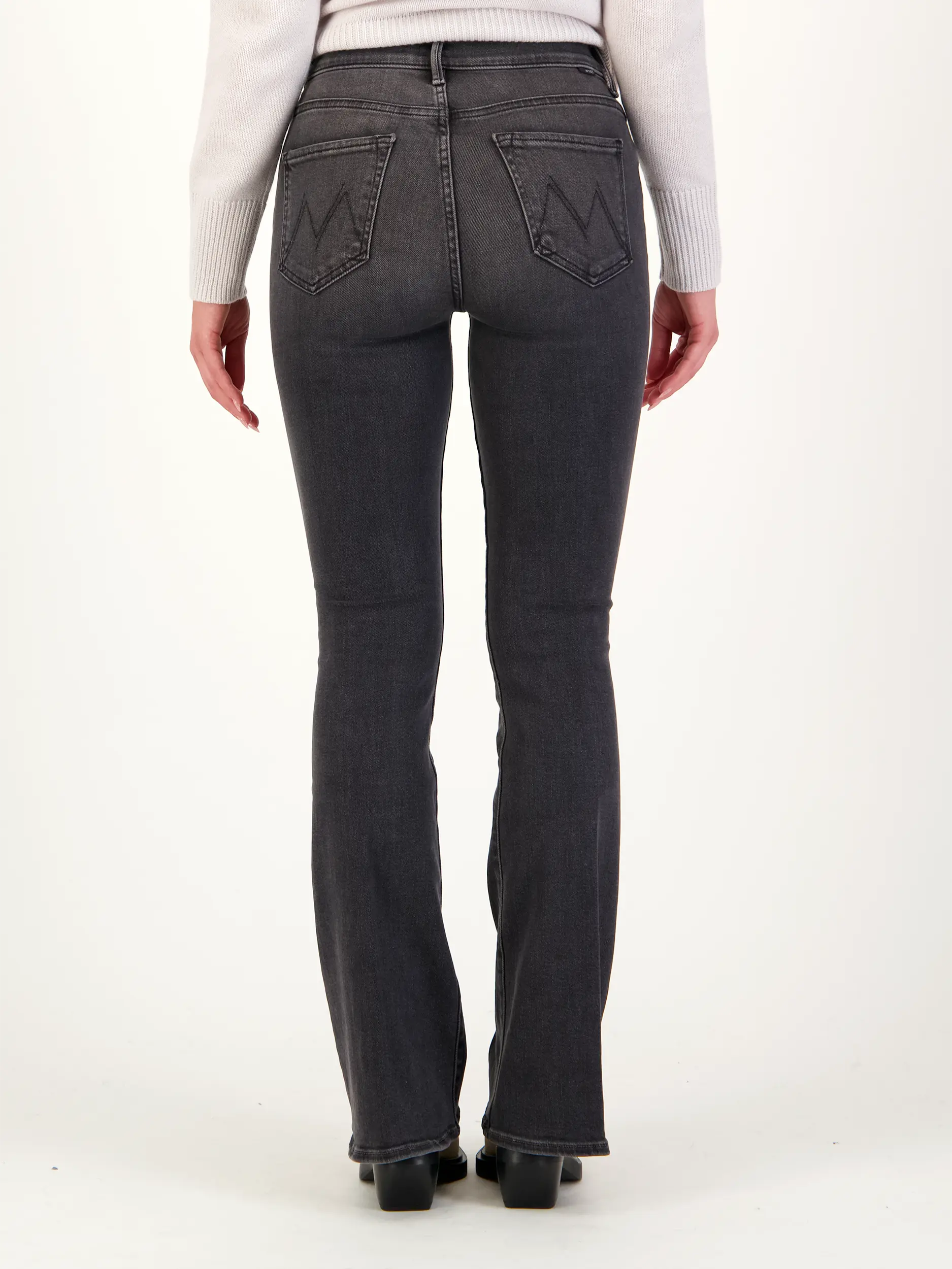Mid Rise Flared Leg Jeans 'The Weekender' - Artikel Rückseite getragen von einem Modell - Farbe: Grau